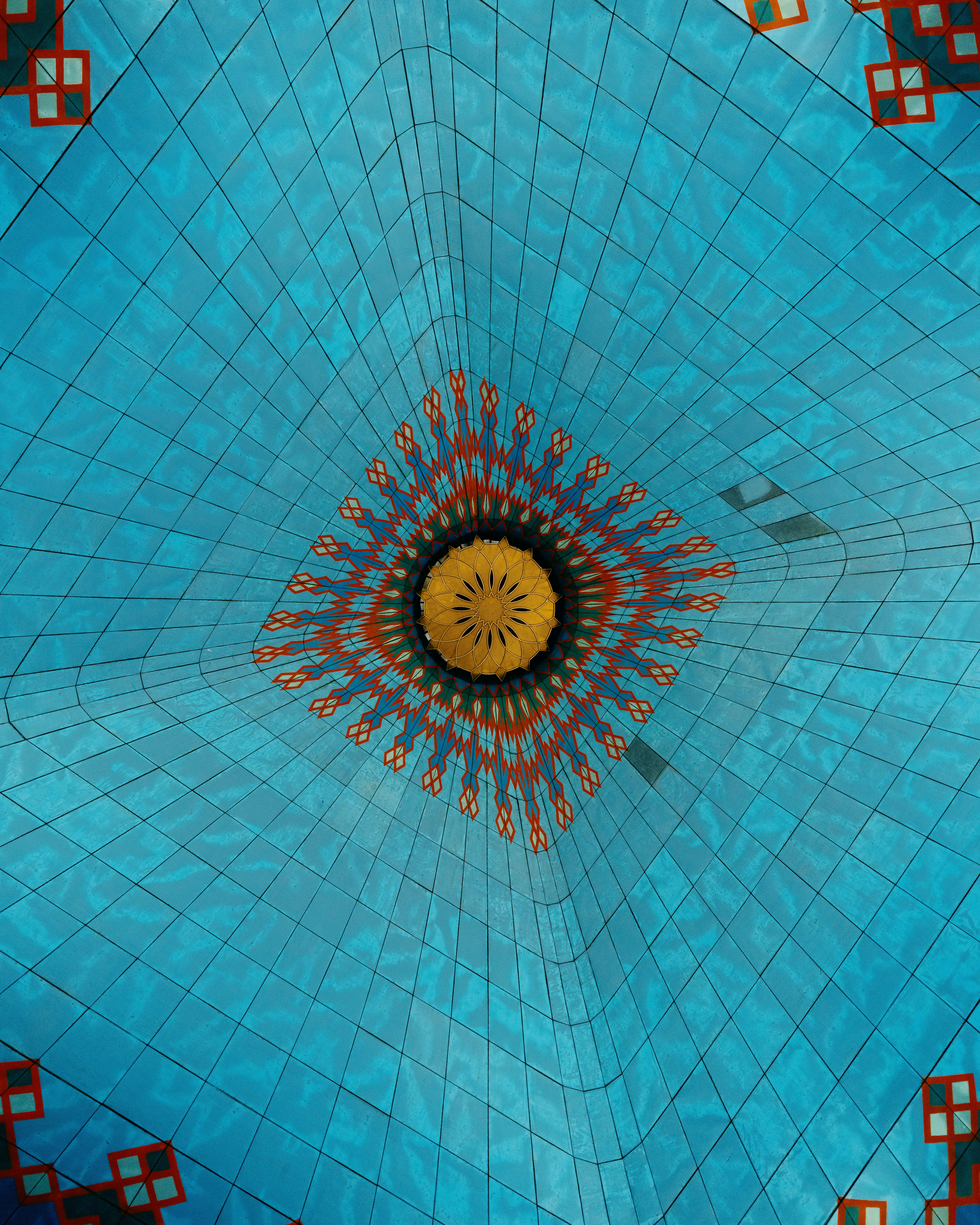 Gratis Et betagende syn af en moskés geometriske loft i livlige farver, Jawa Timur, Indonesien. Lagerfoto