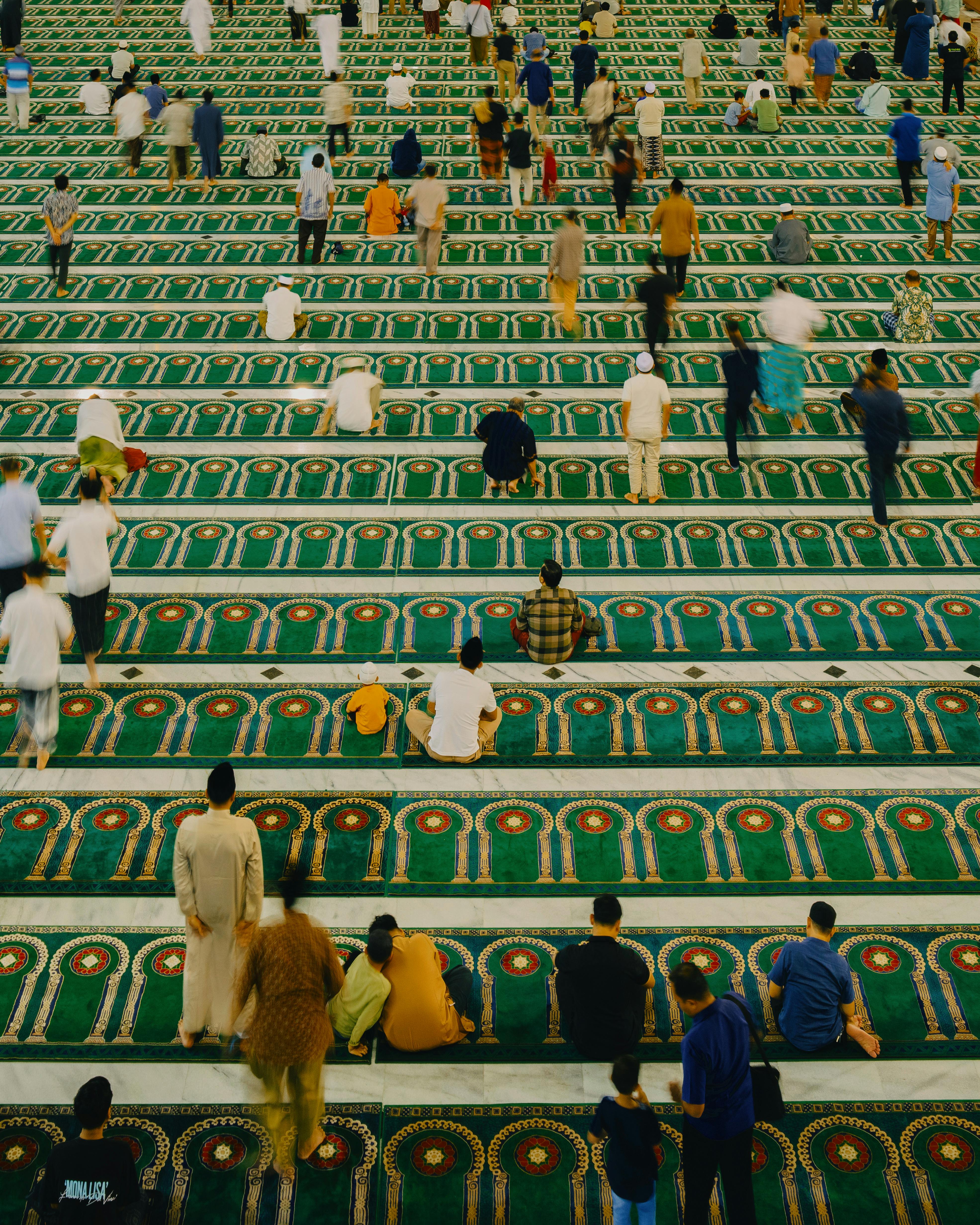 Gratis En mangfoldig gruppe mennesker samlet seg i en moské for bønn, og viste frem kulturell harmoni. Arkivbilde