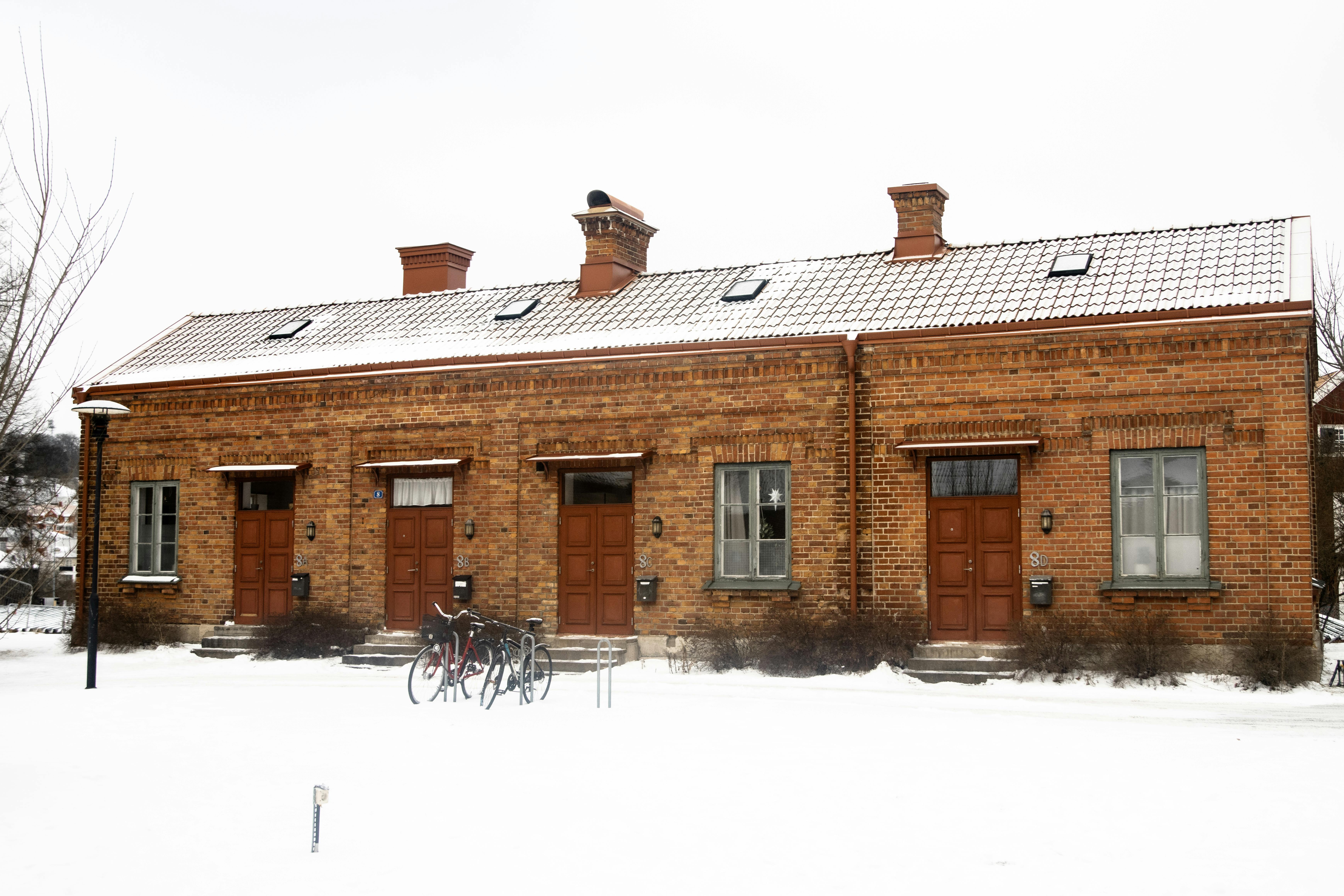 Gratis Accogliente casa in mattoni ricoperta di neve a Jönköping, Svezia, durante l'inverno. Foto a disposizione