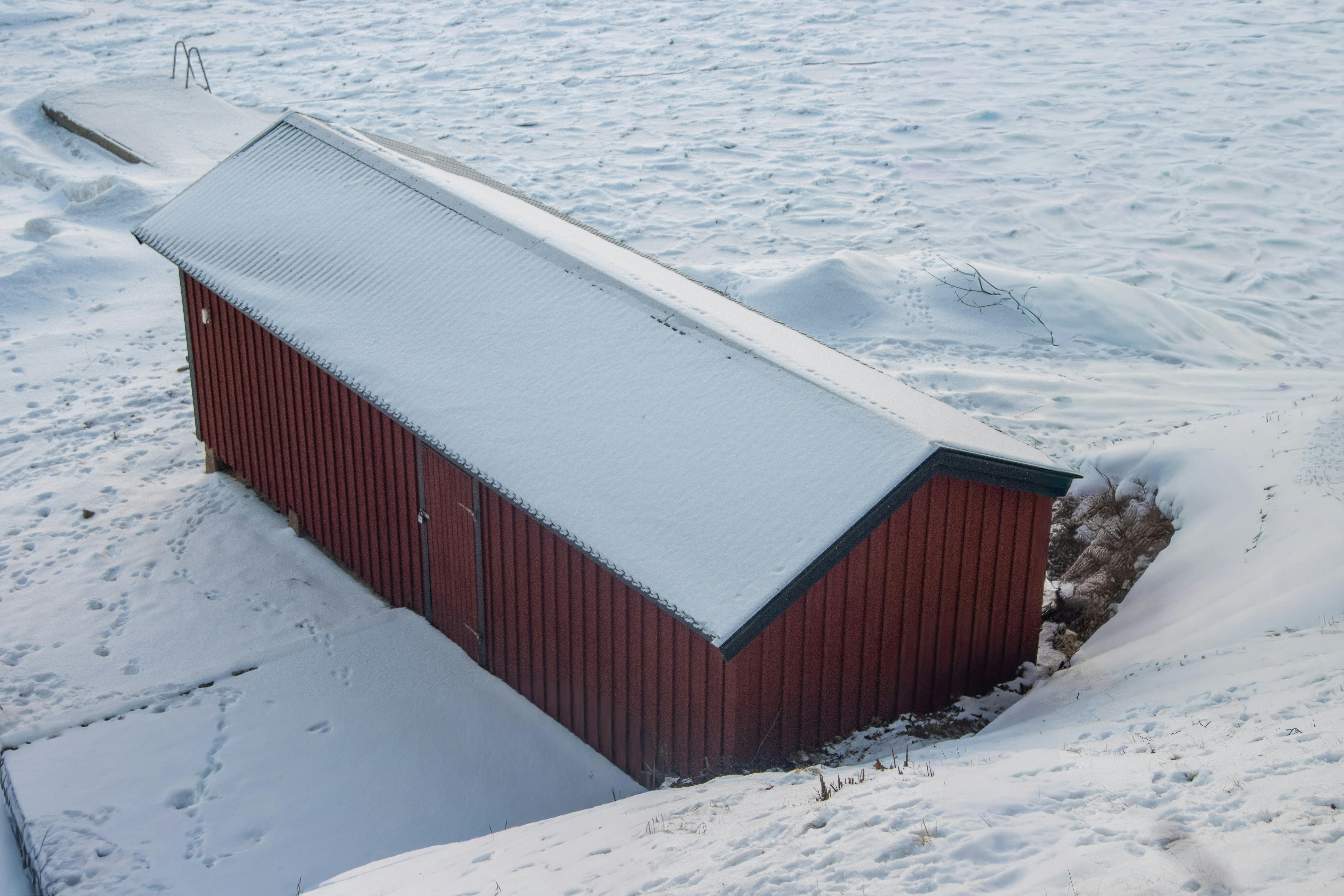 Gratis En rød træhytte dækket af sne om vinteren i Jönköping, Sverige. Lagerfoto