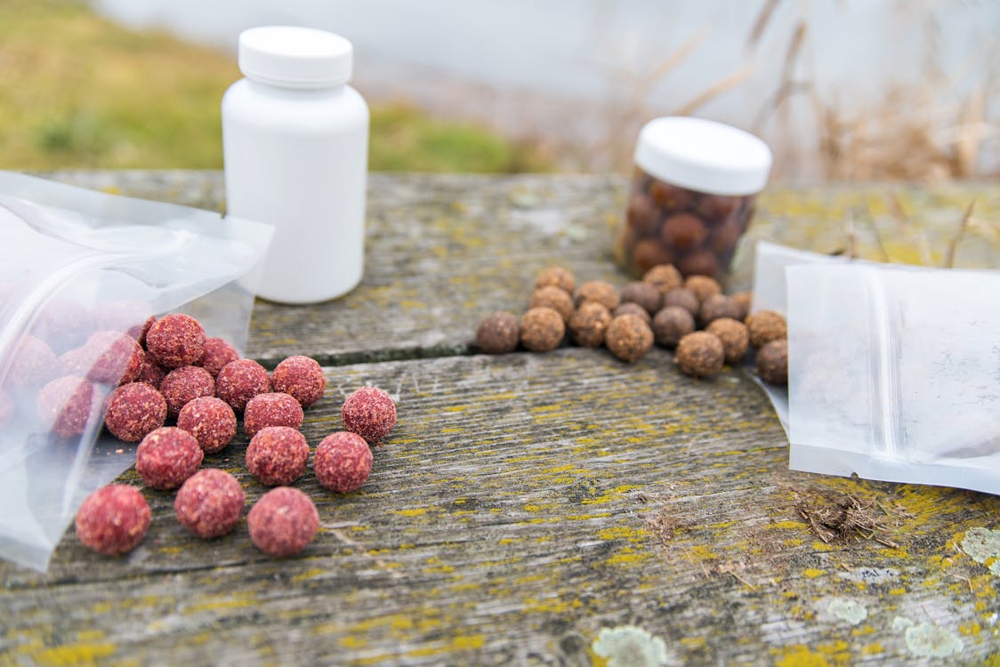 Rote Runde Früchte Auf Braunem Holztisch