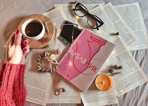 舒适的咖啡、书籍和串灯布置，营造出轻松的阅读氛围