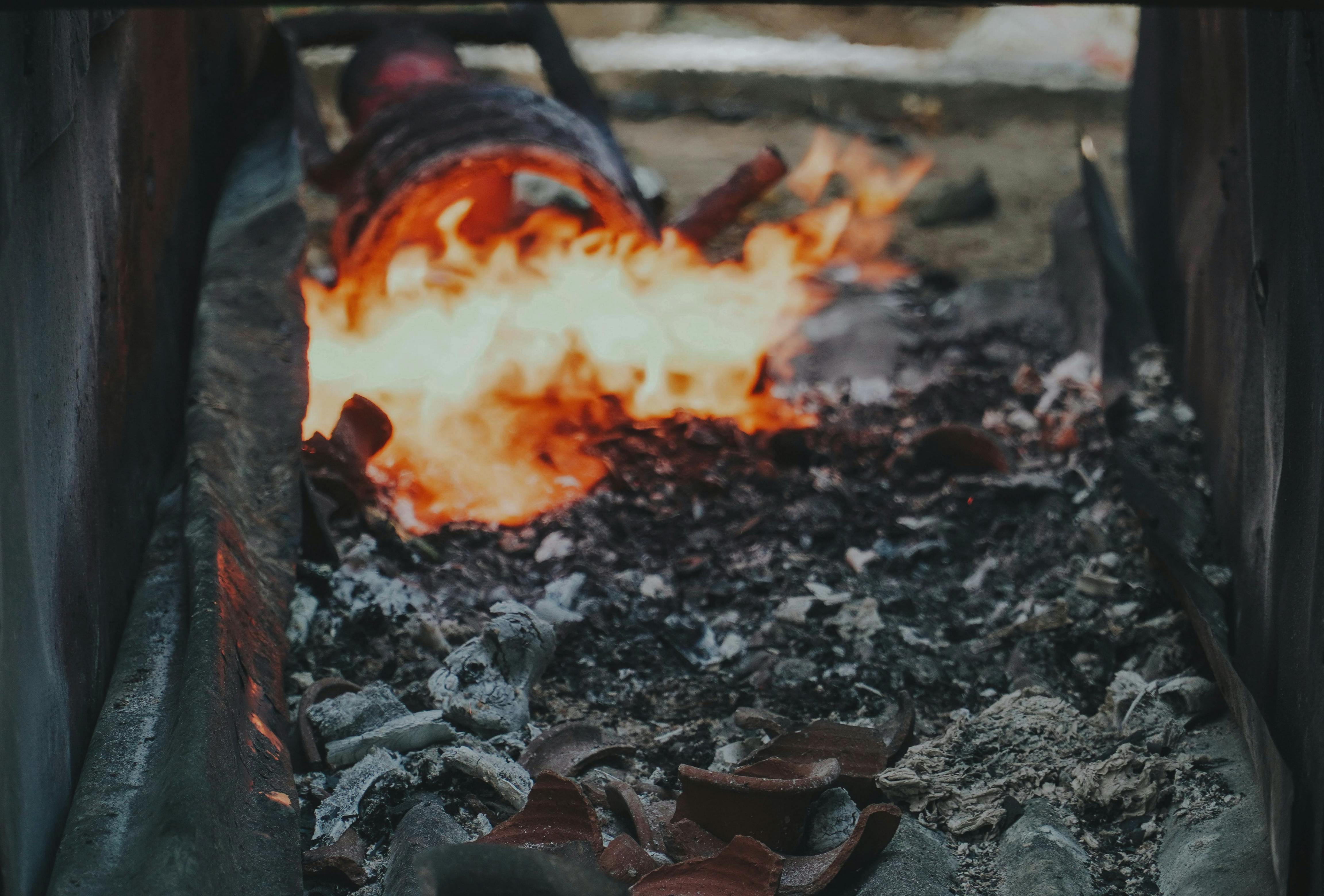Gratis Un fuego vibrante ardiendo durante una ceremonia funeraria tradicional balinesa, que simboliza la transición espiritual. Foto de stock