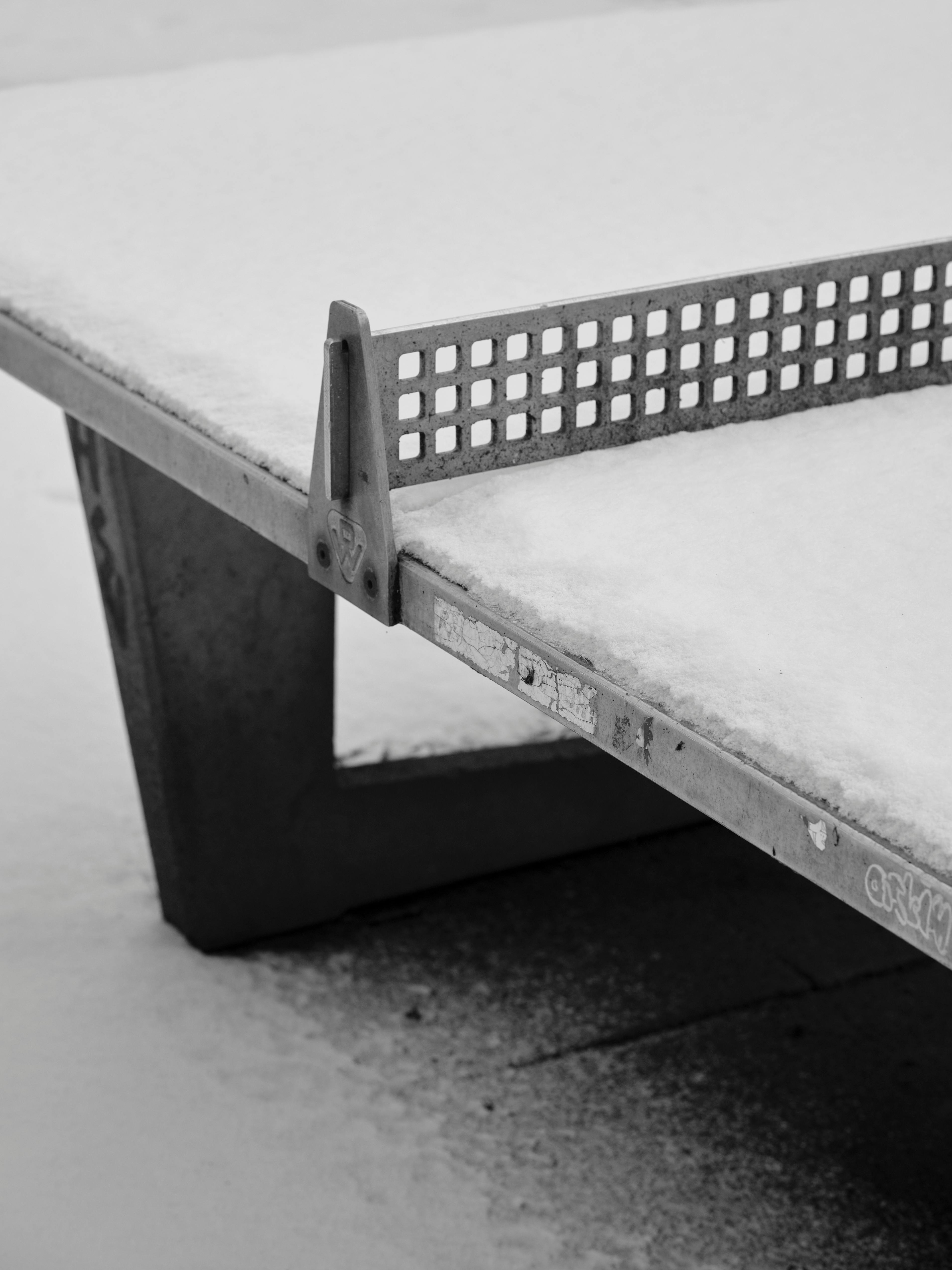 Gratuit Gros plan sur une table de ping-pong enneigée en hiver, soulignant la sérénité du cadre extérieur. Photos