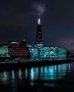 伦敦天际线的迷人夜景，以碎片大厦为特色，倒映在泰晤士河上