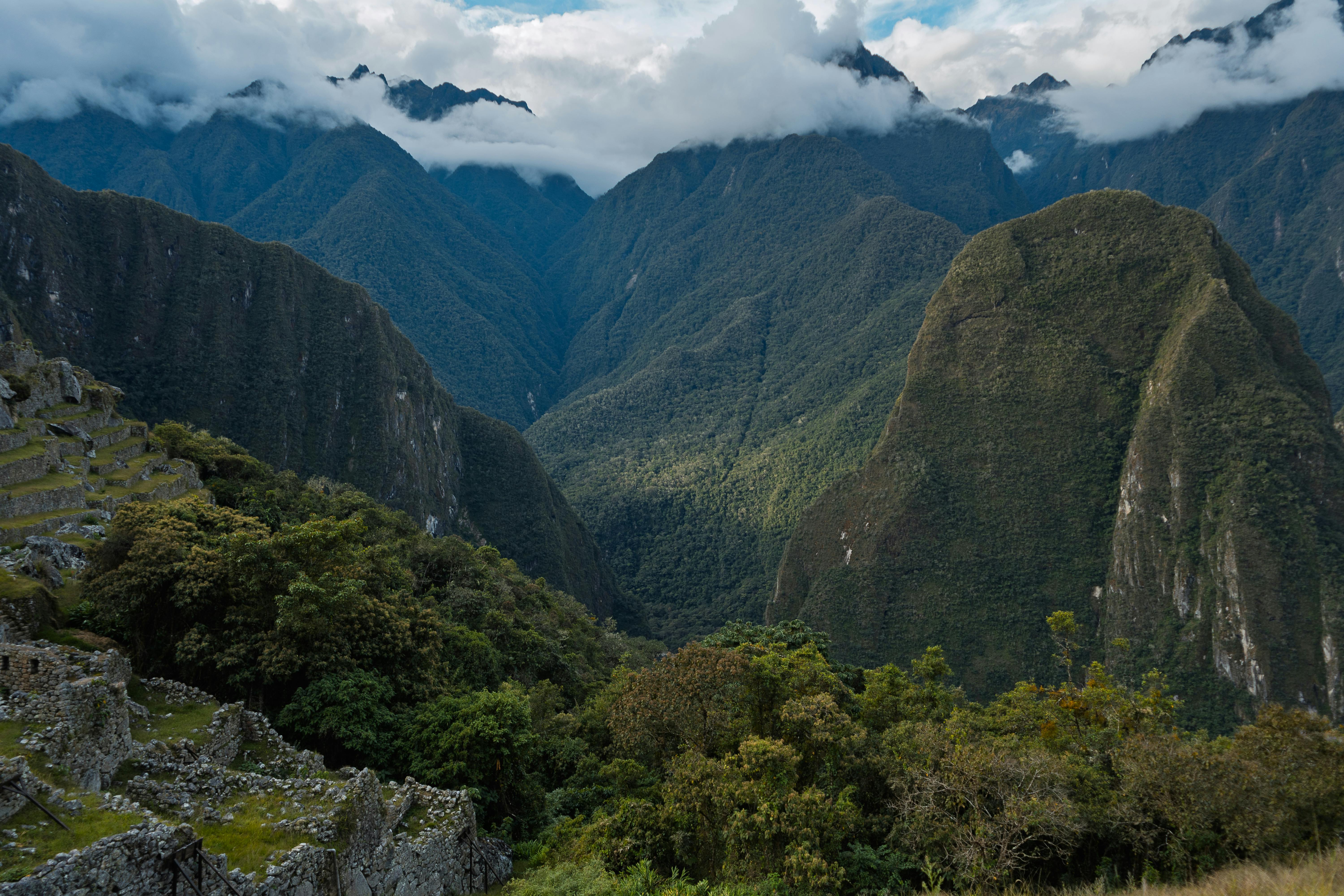 Gratuit Peisaj maiestuos al orașului Machu Picchu, cu dealuri luxuriante și cer dramatic în Cuzco, Peru. Fotografie de stoc