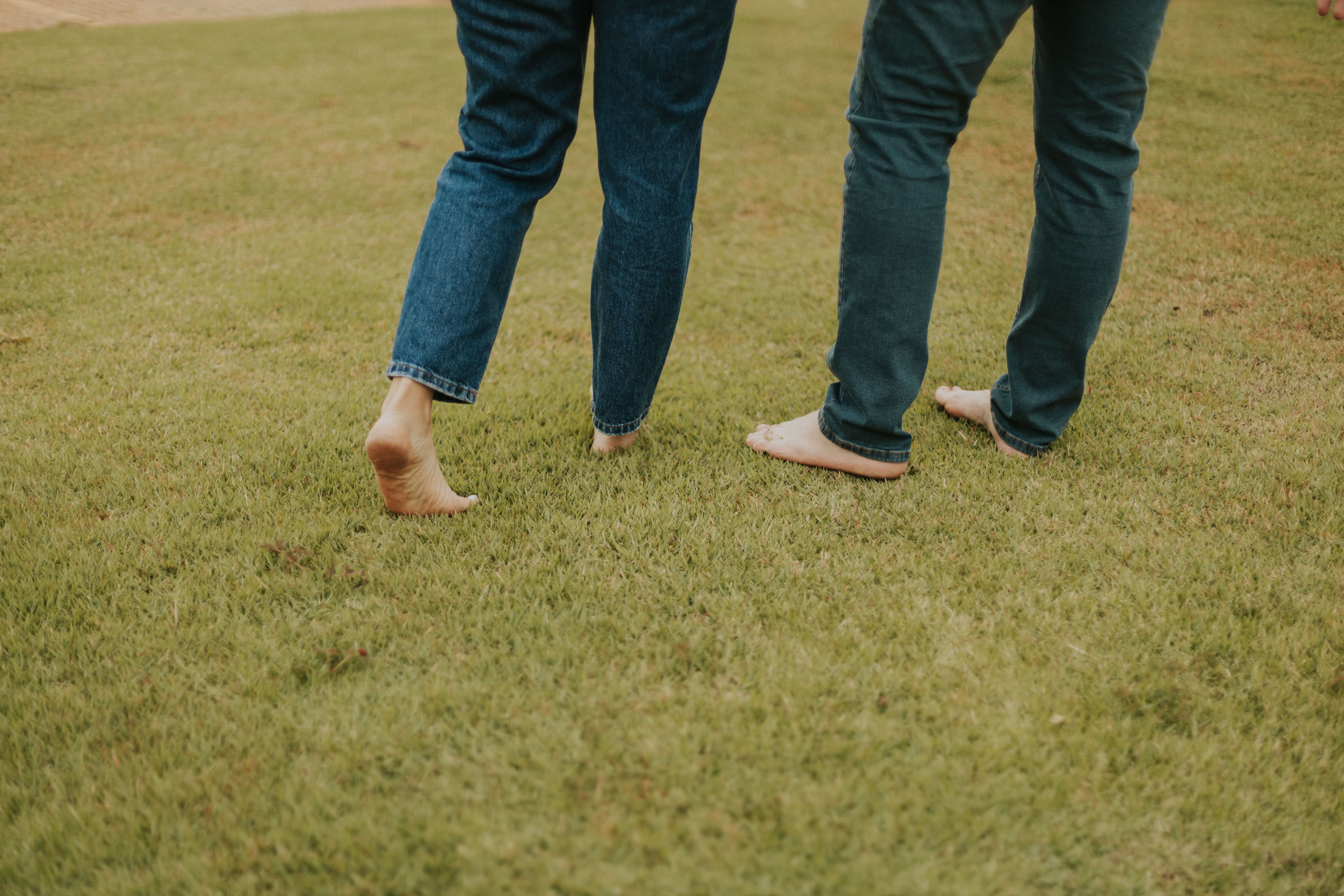 Marche pieds nus bienfaits santé grounding 