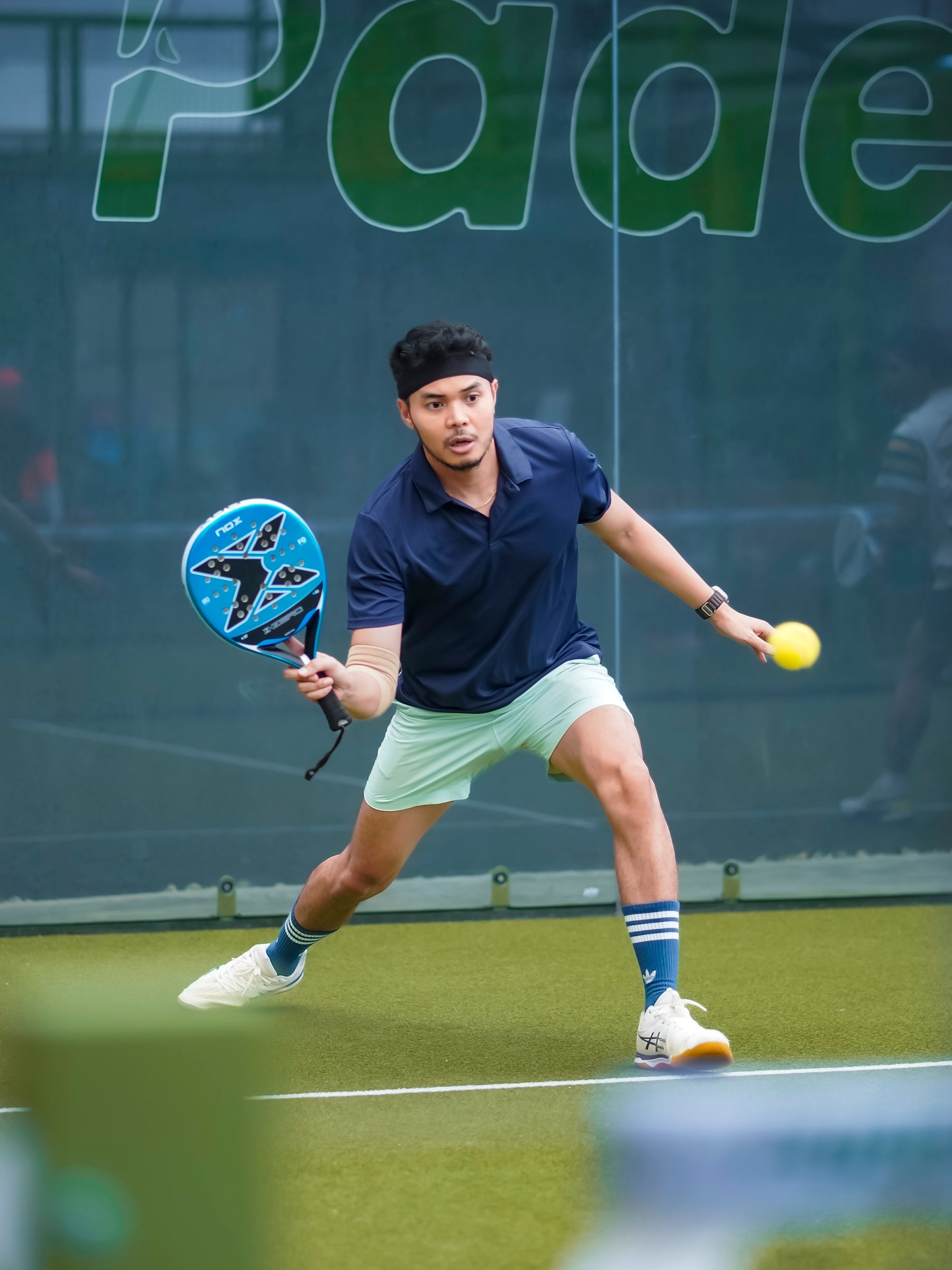 Padel játékos ütés közben