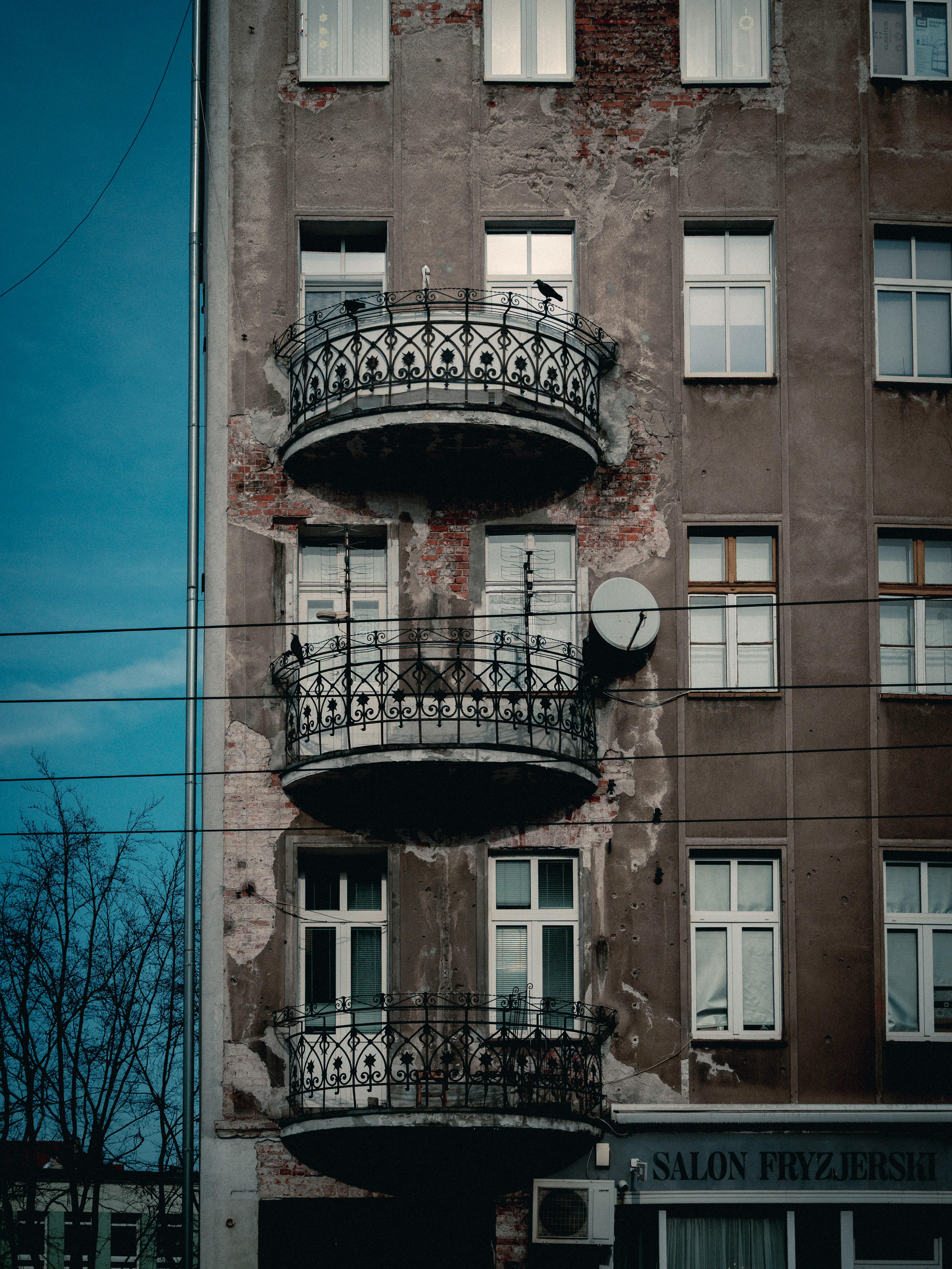 Gratuit Clădire urbană veche cu balcoane decorative din fier, care prezintă farmec arhitectural. Fotografie de stoc