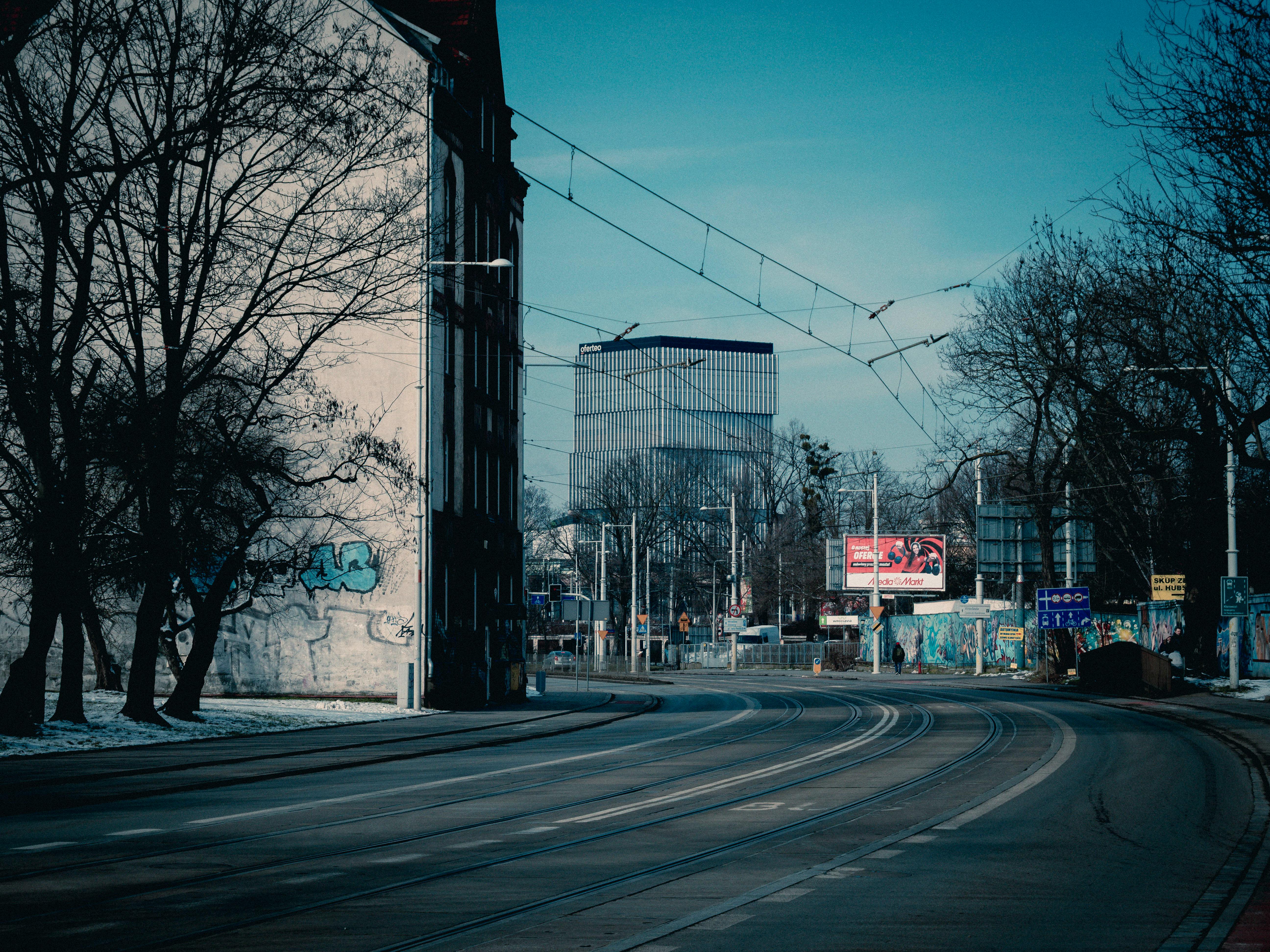 Gratuit Vedere stradală a orașului iarna, cu arhitectură modernă și artă graffiti. Fotografie de stoc