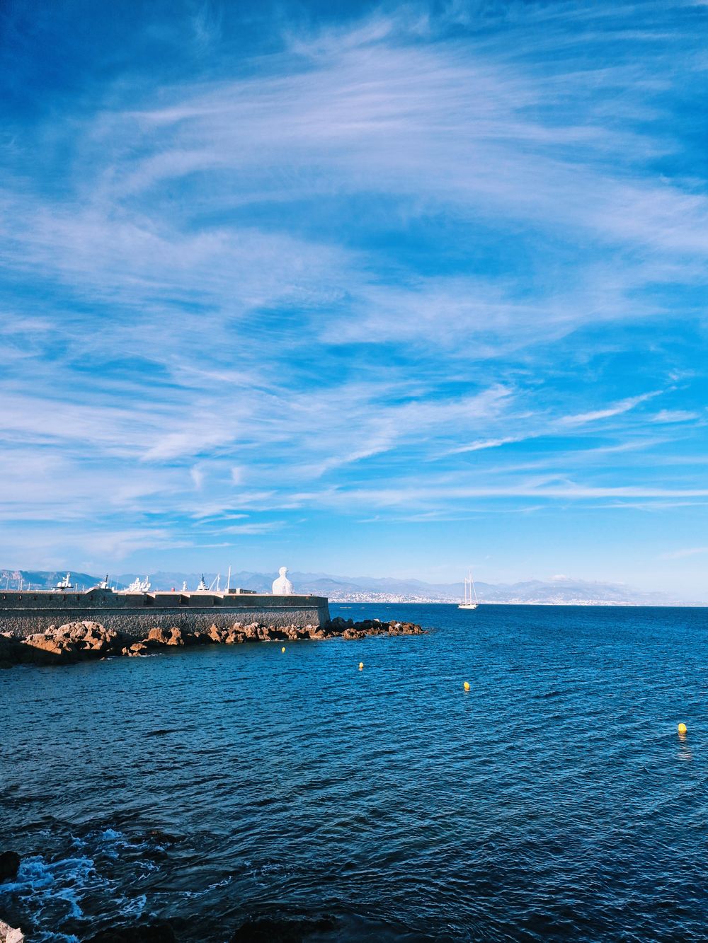Coasta din Antibes, cu ziduri vechi și marea Mediterană