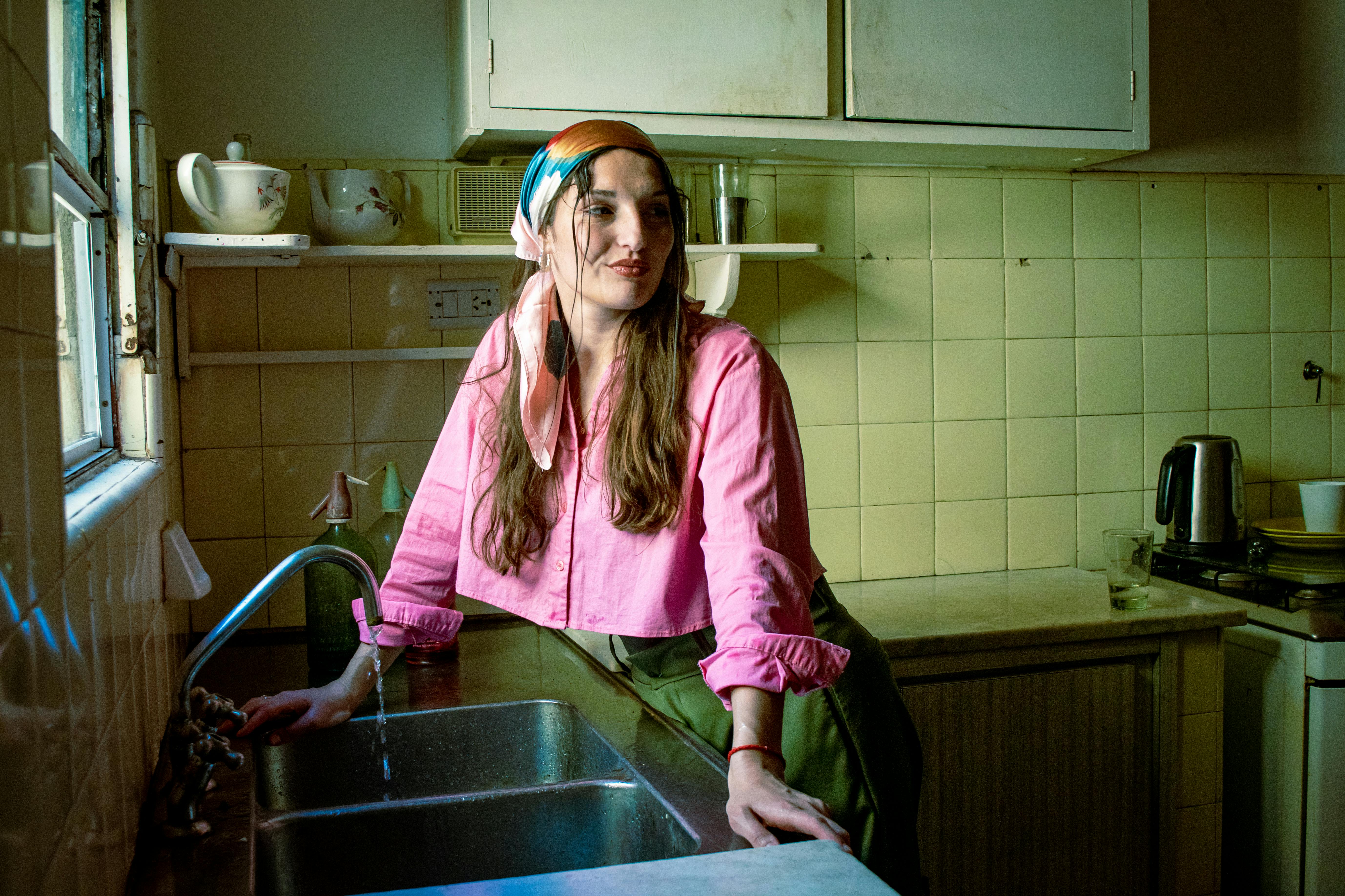 Bezpłatne Darmowe zdjęcie z galerii z blat kuchenny, chusta, codzienne ubrania Zdjęcie z galerii