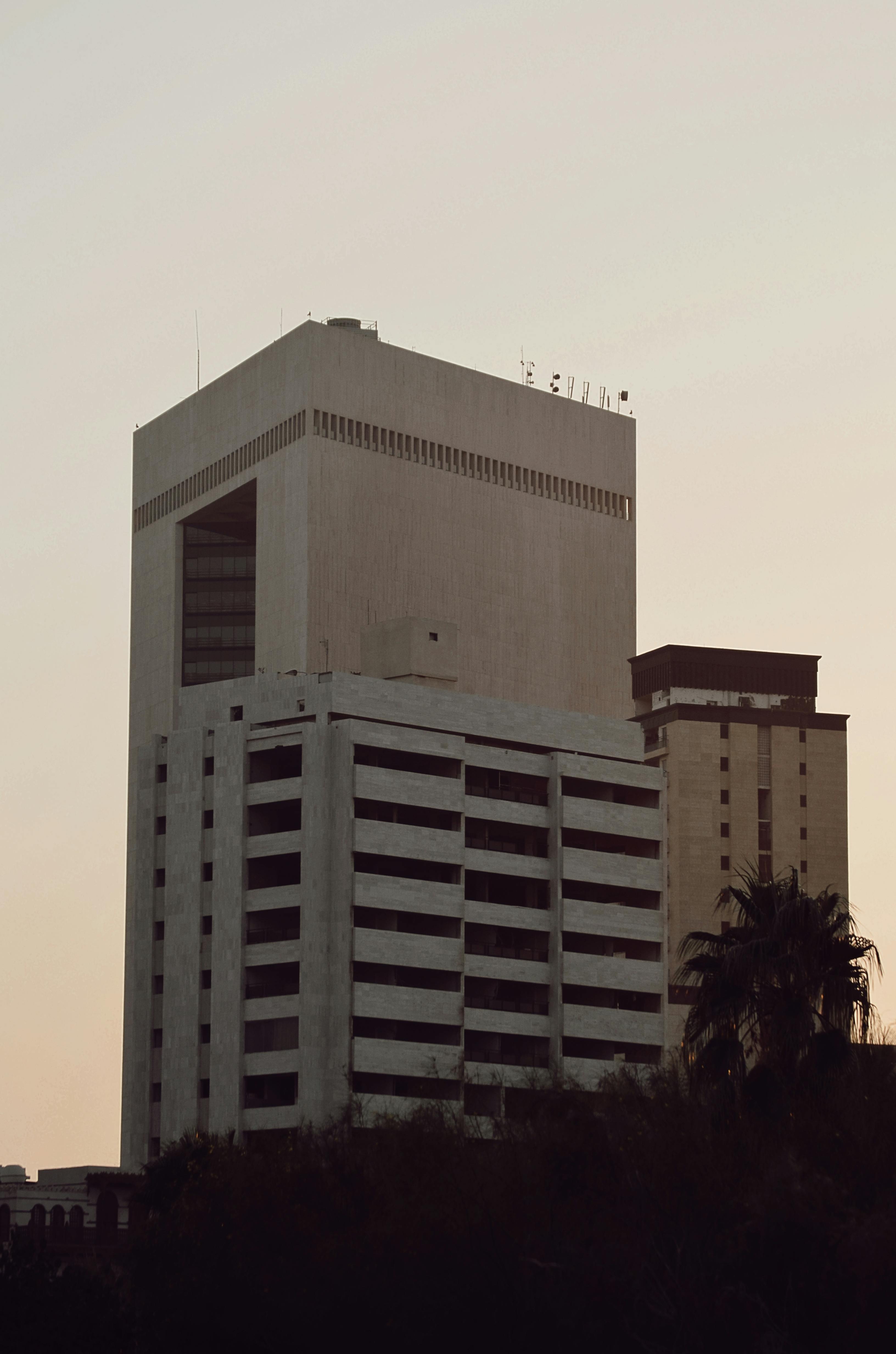 無料 日没時のサウジアラビア、ジェッダの高層ビルの眺め。近代建築が際立っています。 写真素材