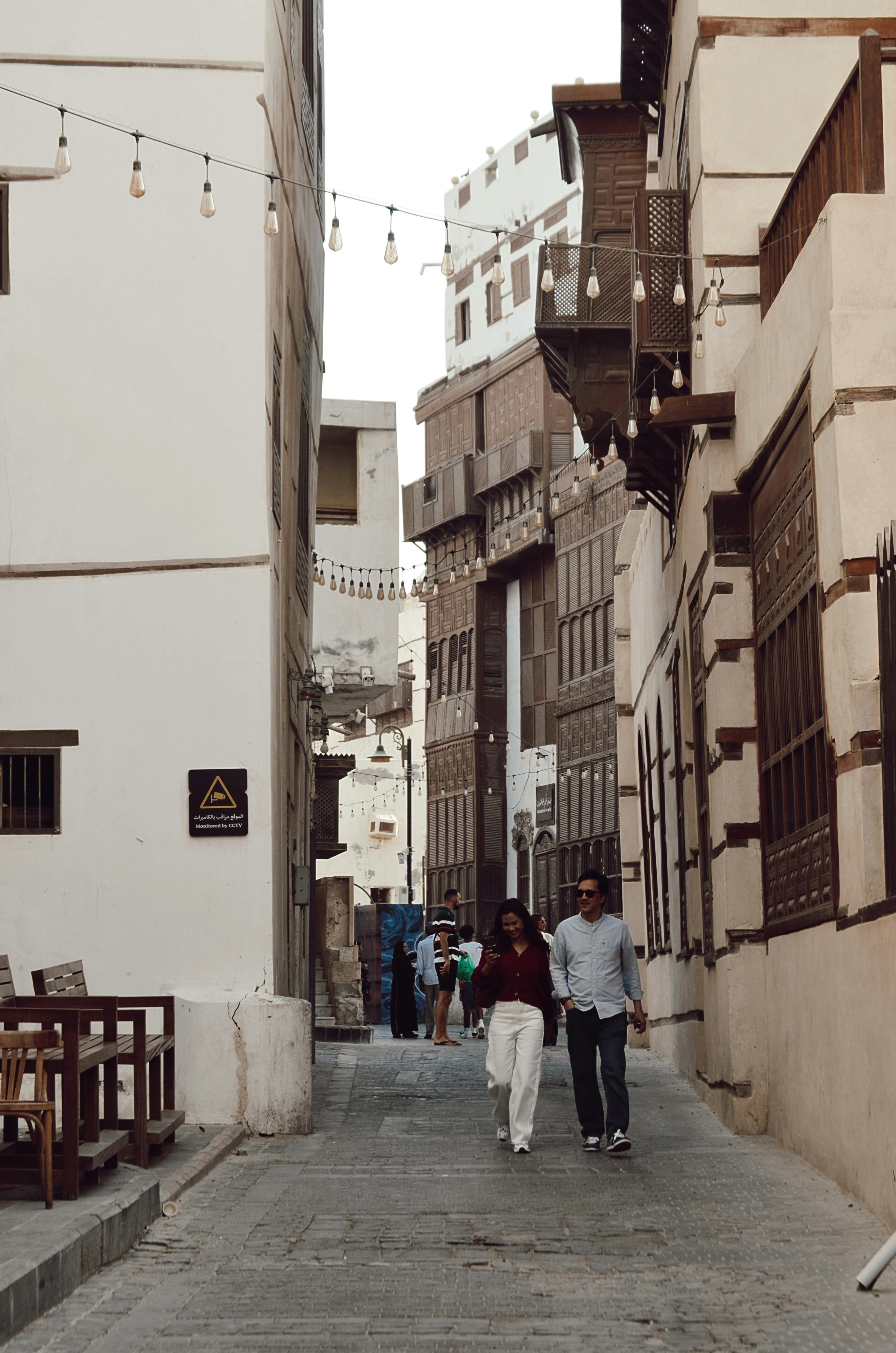 Gratuit Cuplu plimbându-se în cartierul istoric Al-Balad din Jeddah, Arabia Saudită. Fotografie de stoc
