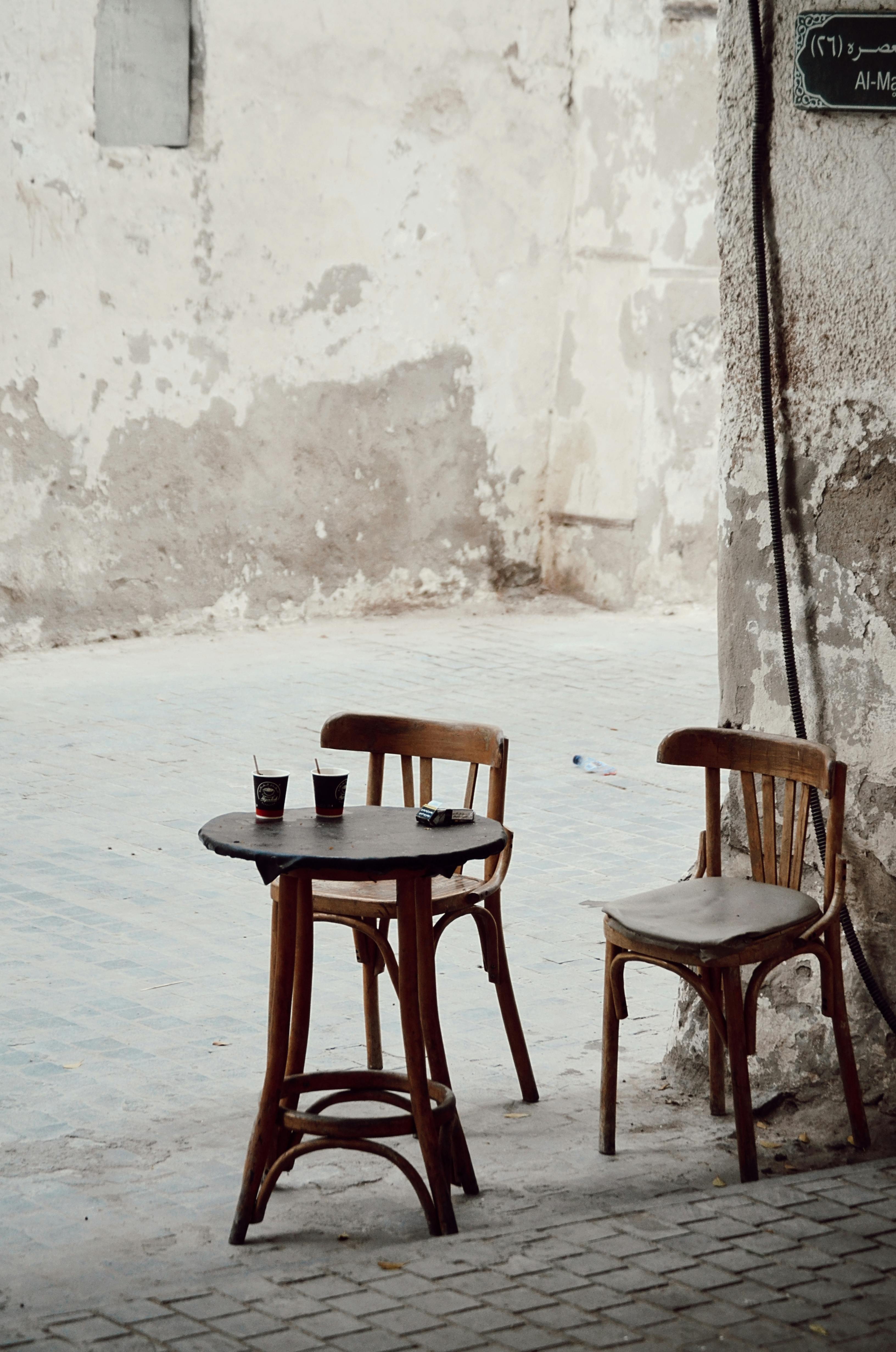 Δωρεάν Άνετο υπαίθριο καφέ με άδειες καρέκλες στην Τζέντα, την ιστορική συνοικία της Σαουδικής Αραβίας. Φωτογραφία από στοκ φωτογραφιών