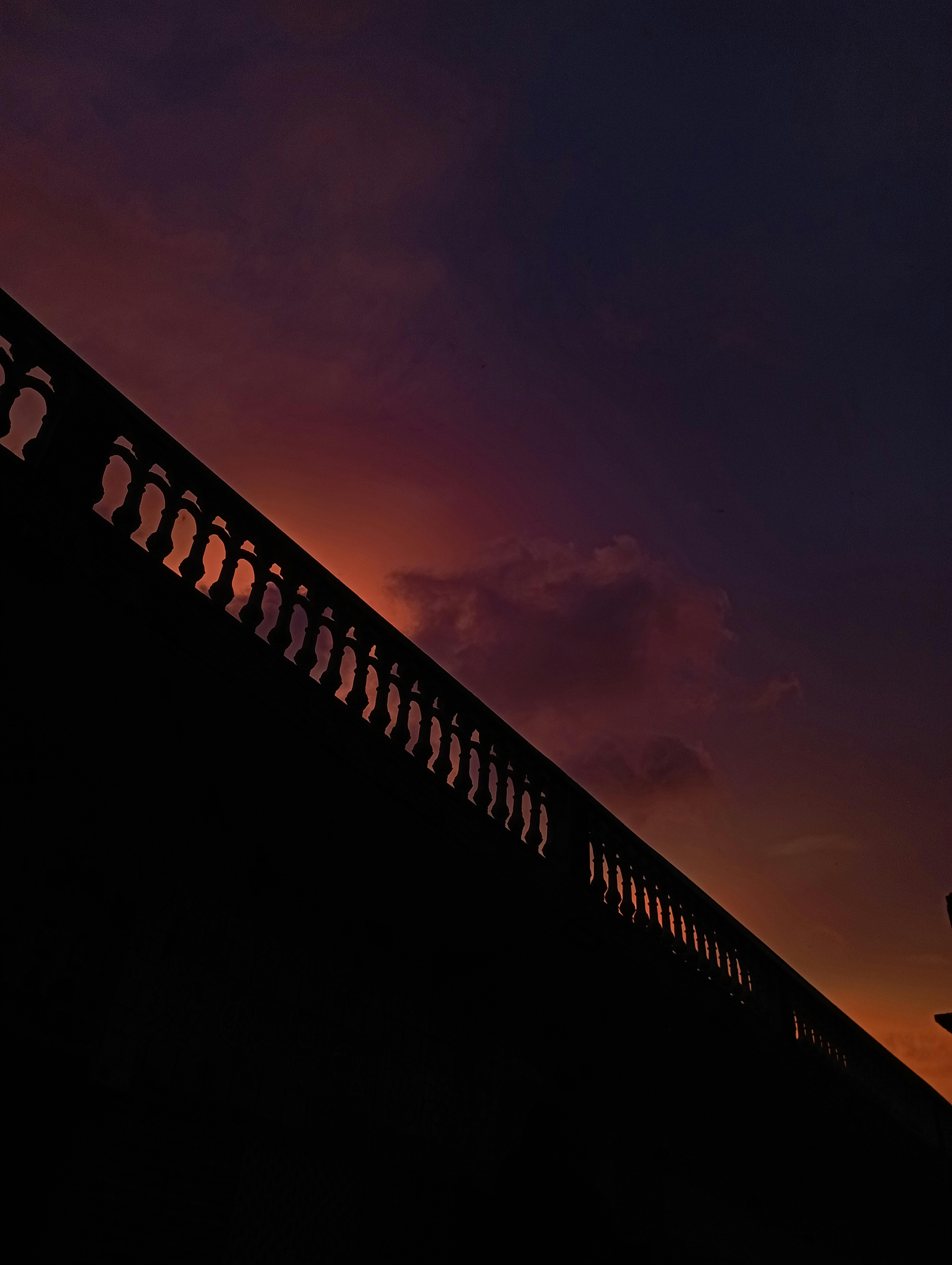 Gratuit Siluetă captivantă a unei balustrade arhitecturale la apus în Bara, India. Culori bogate și cer dramatic. Fotografie de stoc