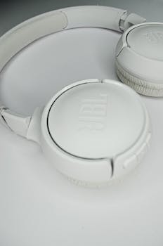 Minimalist photo of stylish white headphones emphasizing simplicity and sleek design.