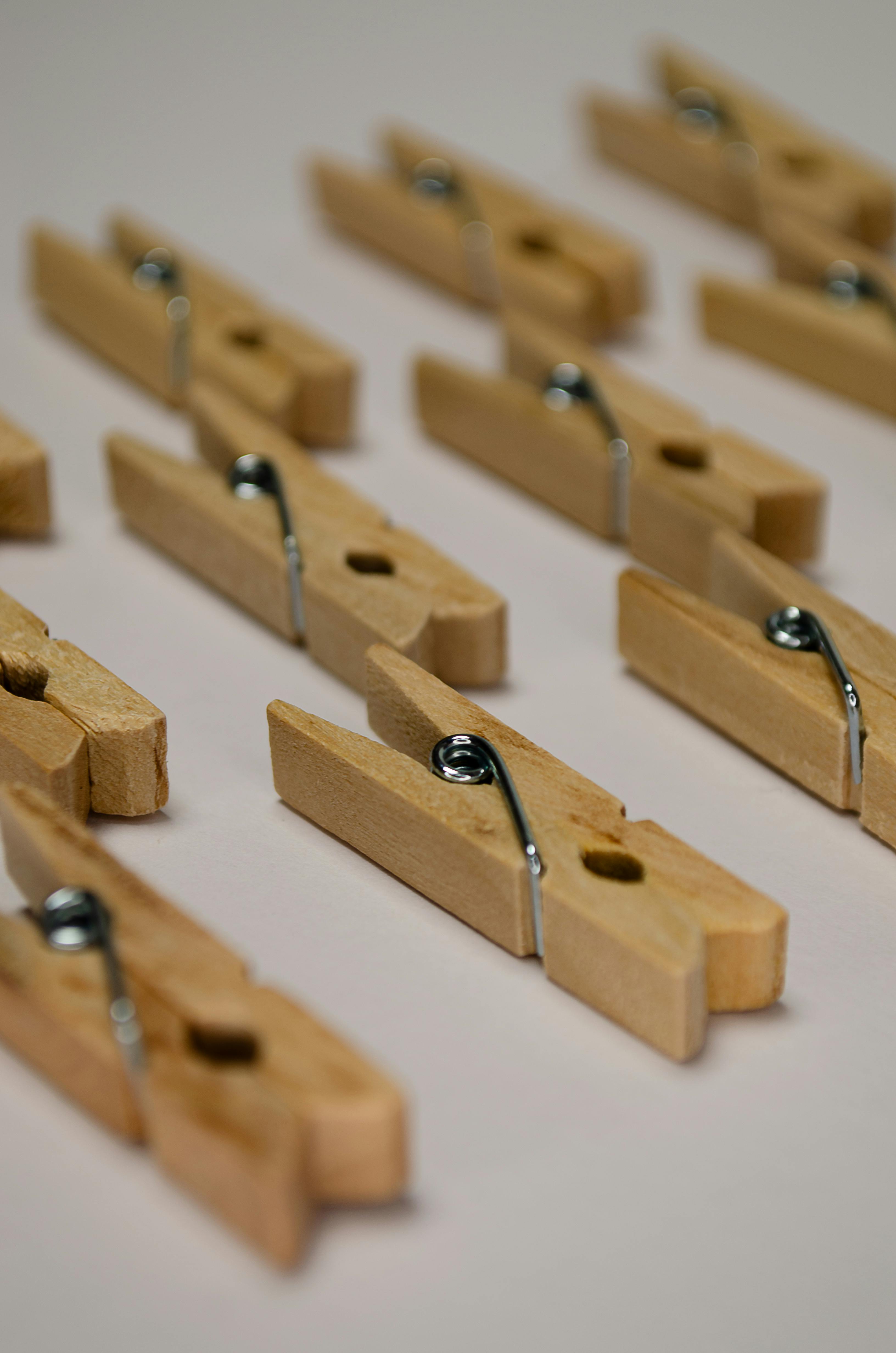 Gratis Disposición artística de pinzas de ropa de madera sobre un fondo suave. Foto de stock