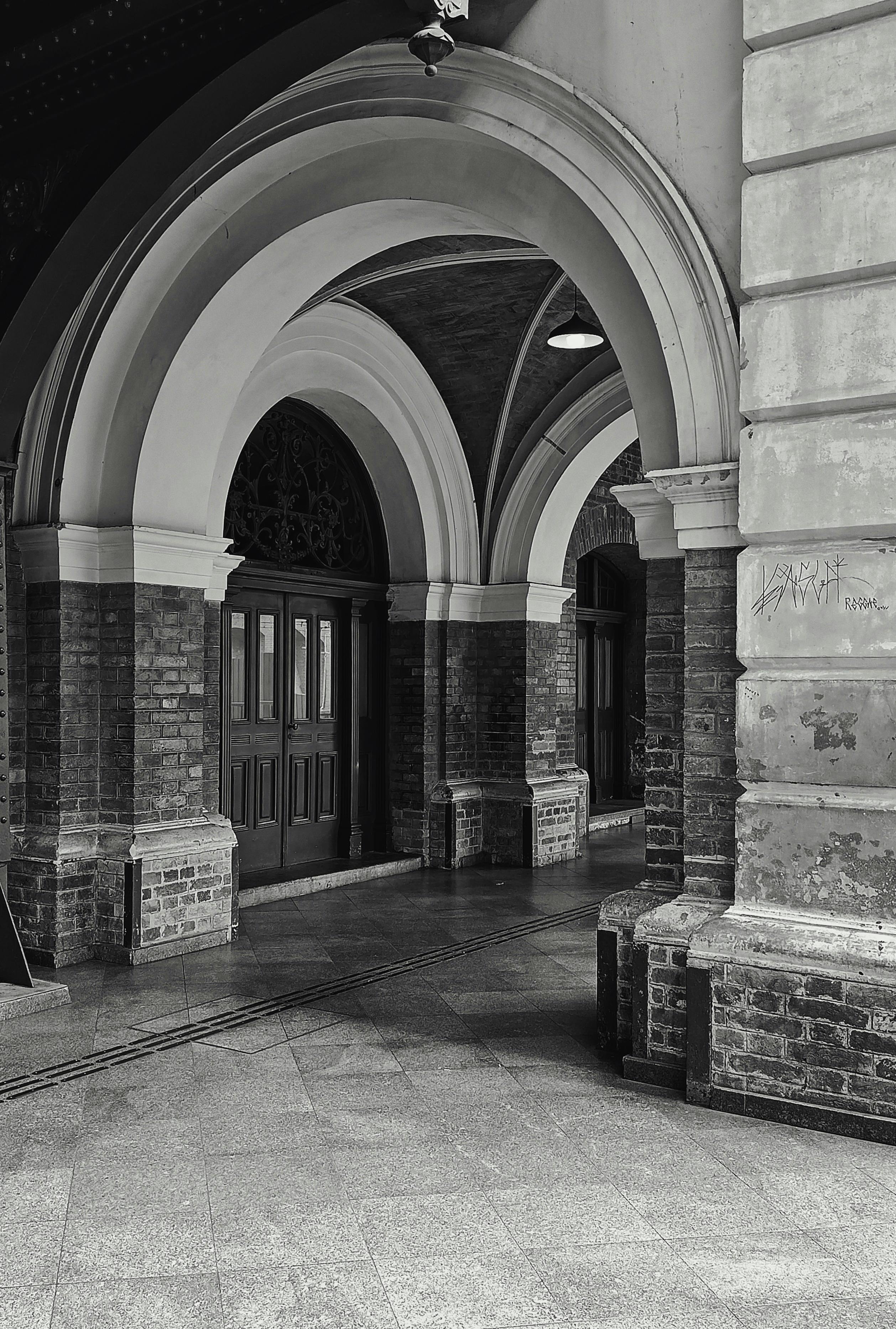 Gratis Nydelig svart-hvitt-bilde av en vintage arkitektonisk buegang med intrikat design. Arkivbilde