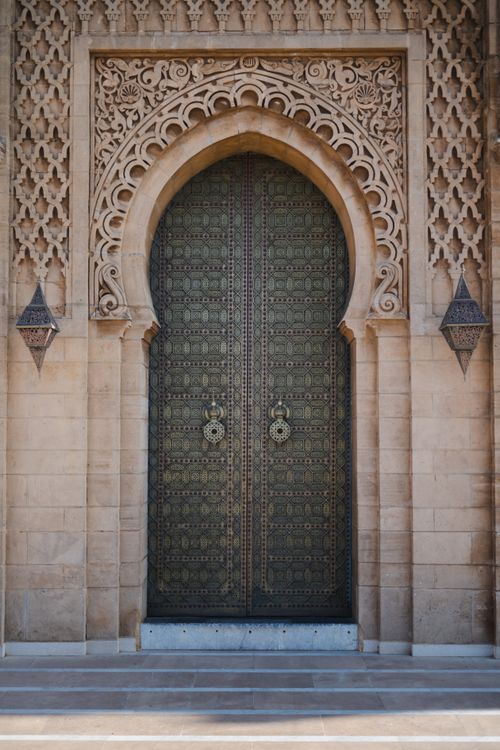 Free Beautiful Moroccan door with intricate designs and arches, showcasing traditional craftsmanship. Stock Photo