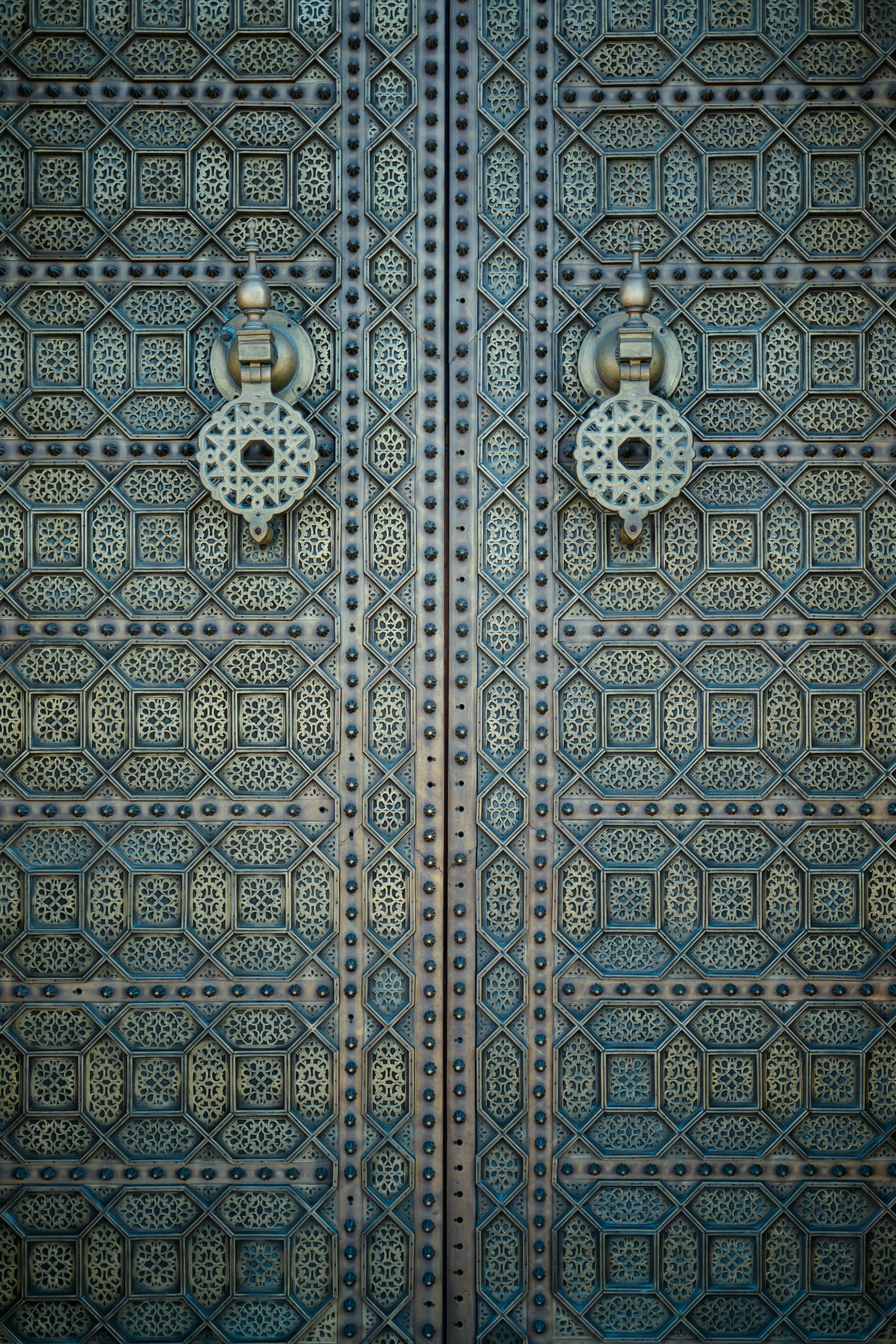 Gratis Primo piano di una porta in metallo marocchina dal design elaborato, con doppi battenti e motivi geometrici. Foto a disposizione