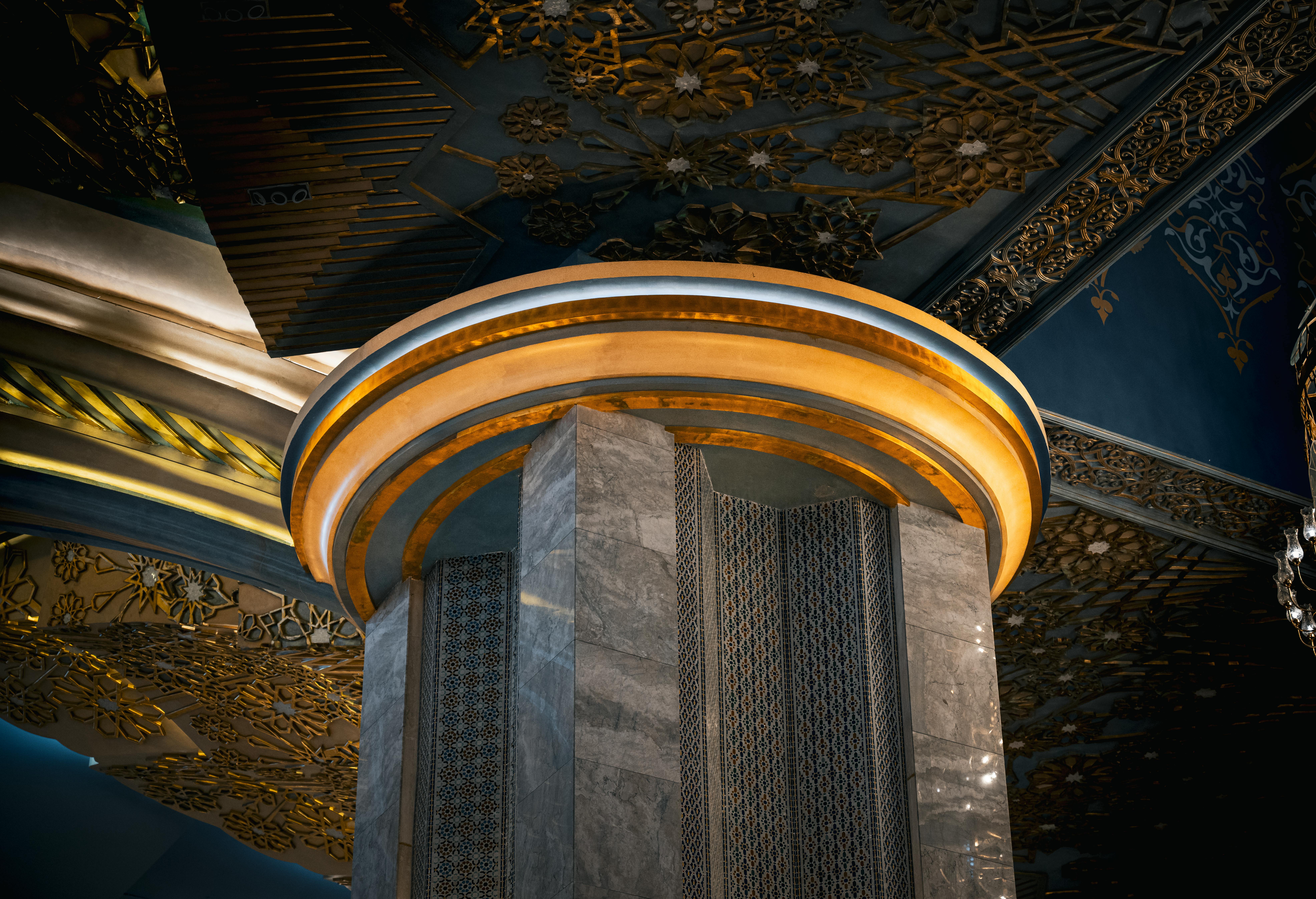 Ücretsiz Kuveyt şehrindeki bir cami sütununun altın işlemelerle bezeli, karmaşık mimari detayları. Stok Fotoğraflar