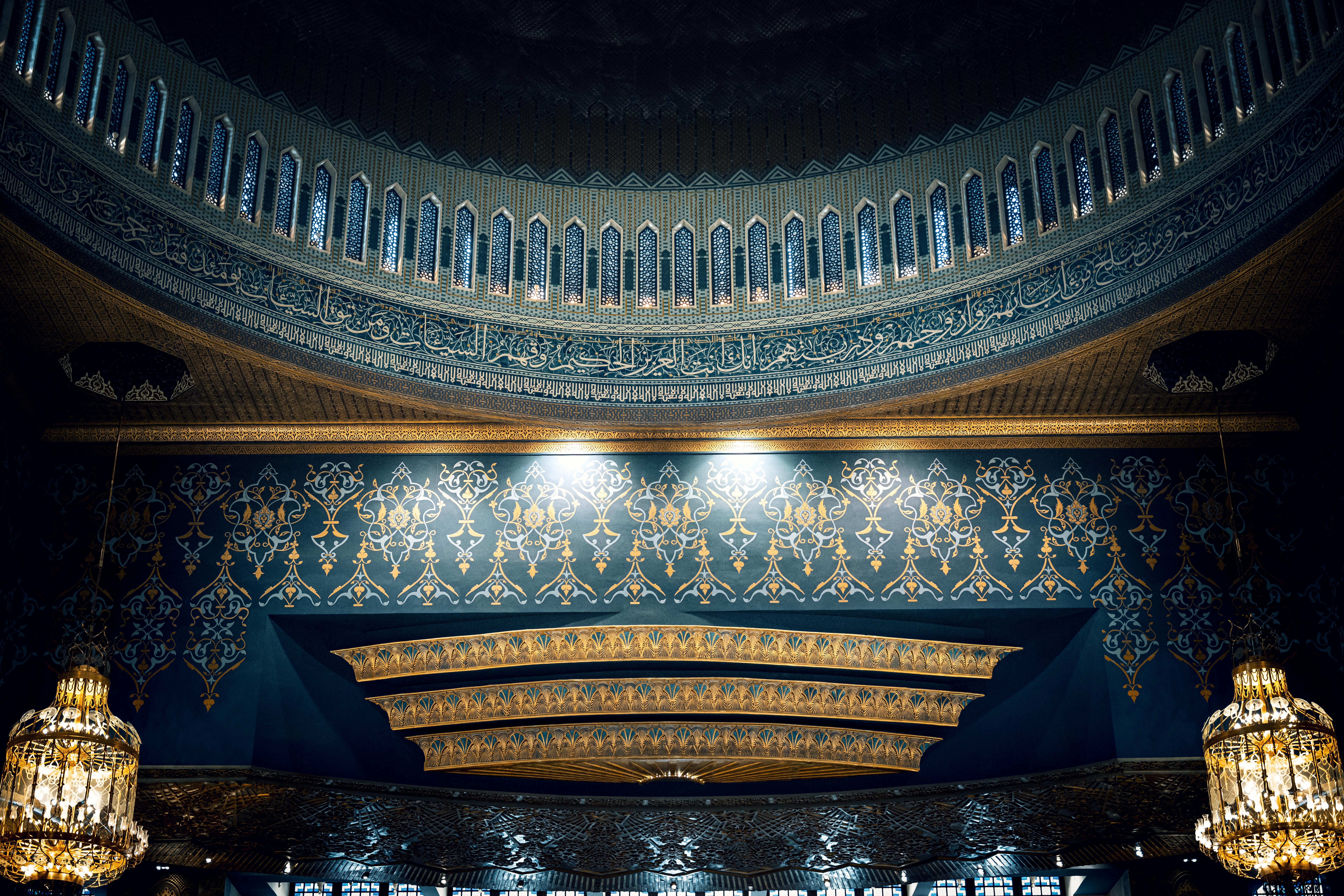 Ücretsiz Kuveyt şehrinde bulunan, Arap kaligrafisi ve mimarisini sergileyen, incelikle tasarlanmış bir cami kubbesinin detaylı görünümü. Stok Fotoğraflar