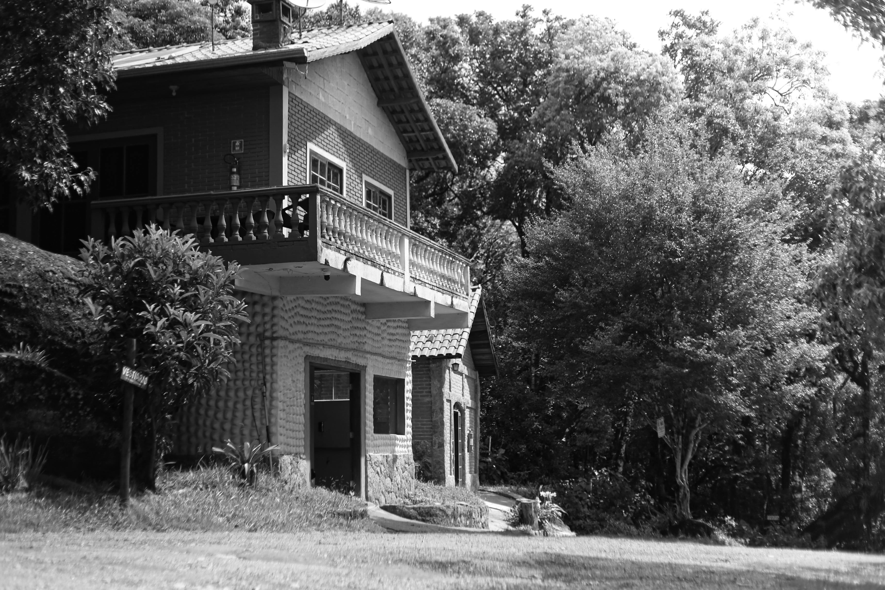 Gratis Et charmerende murstenshus omgivet af frodigt grønt i Minas Gerais, Brasilien. Lagerfoto