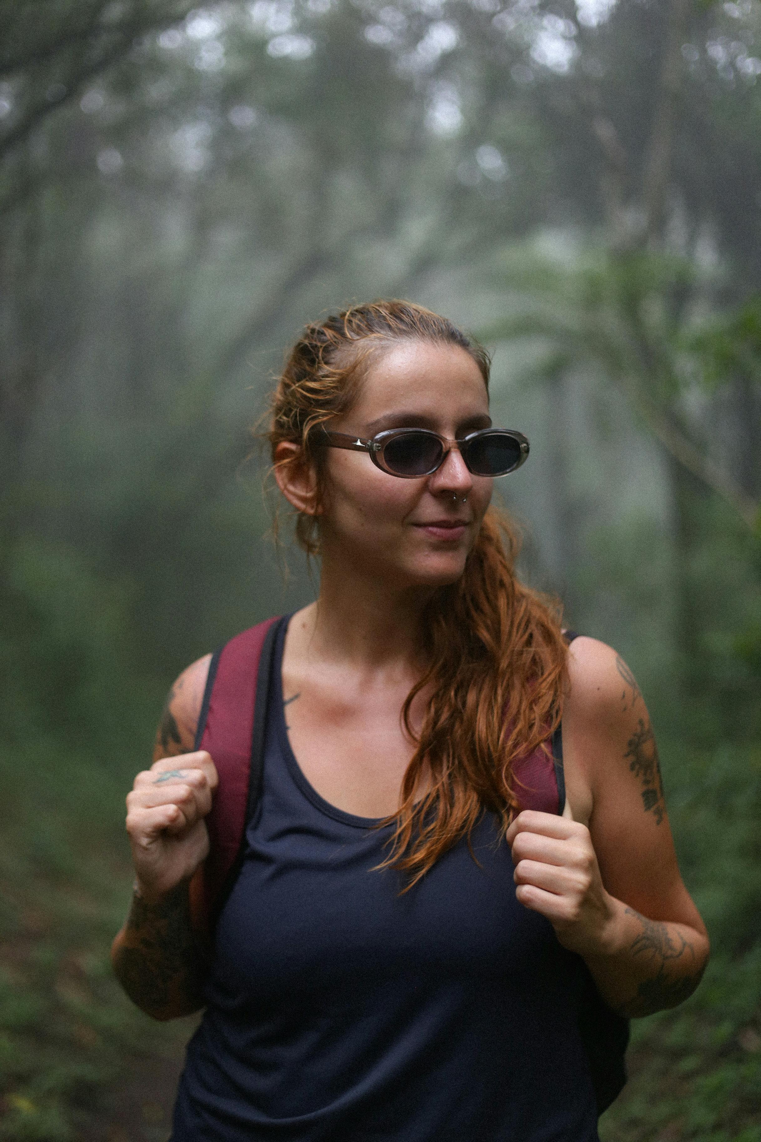 Bezpłatne Kobieta wędruje mglistą leśną ścieżką w stanie Minas Gerais w Brazylii, oddając ducha przygody. Zdjęcie z galerii