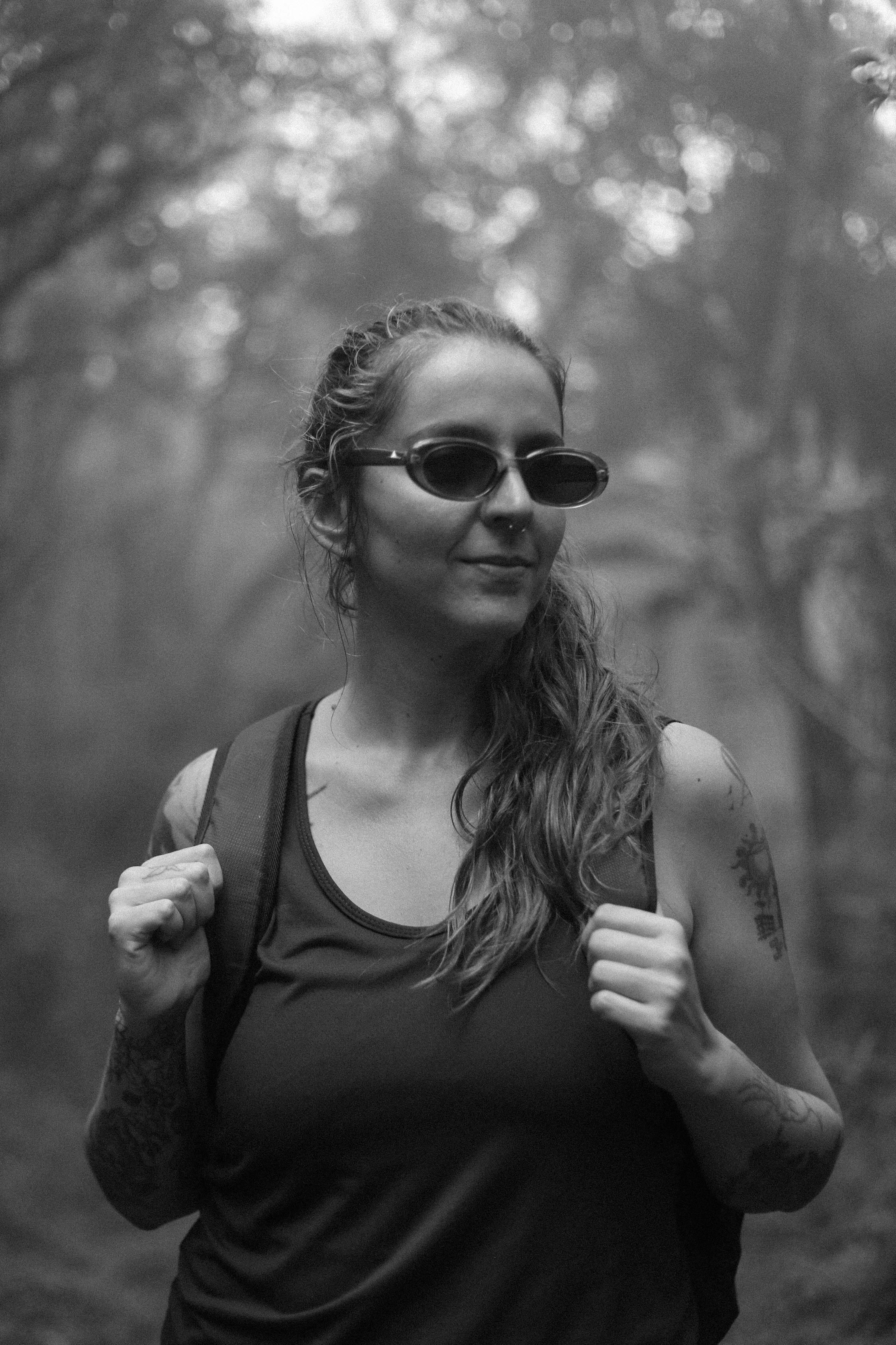 Ücretsiz Brezilya'nın Minas Gerais eyaletinde sisli bir ormanda yürüyüş yapan, macerayı ve doğayı kucaklayan bir kadın. Stok Fotoğraflar