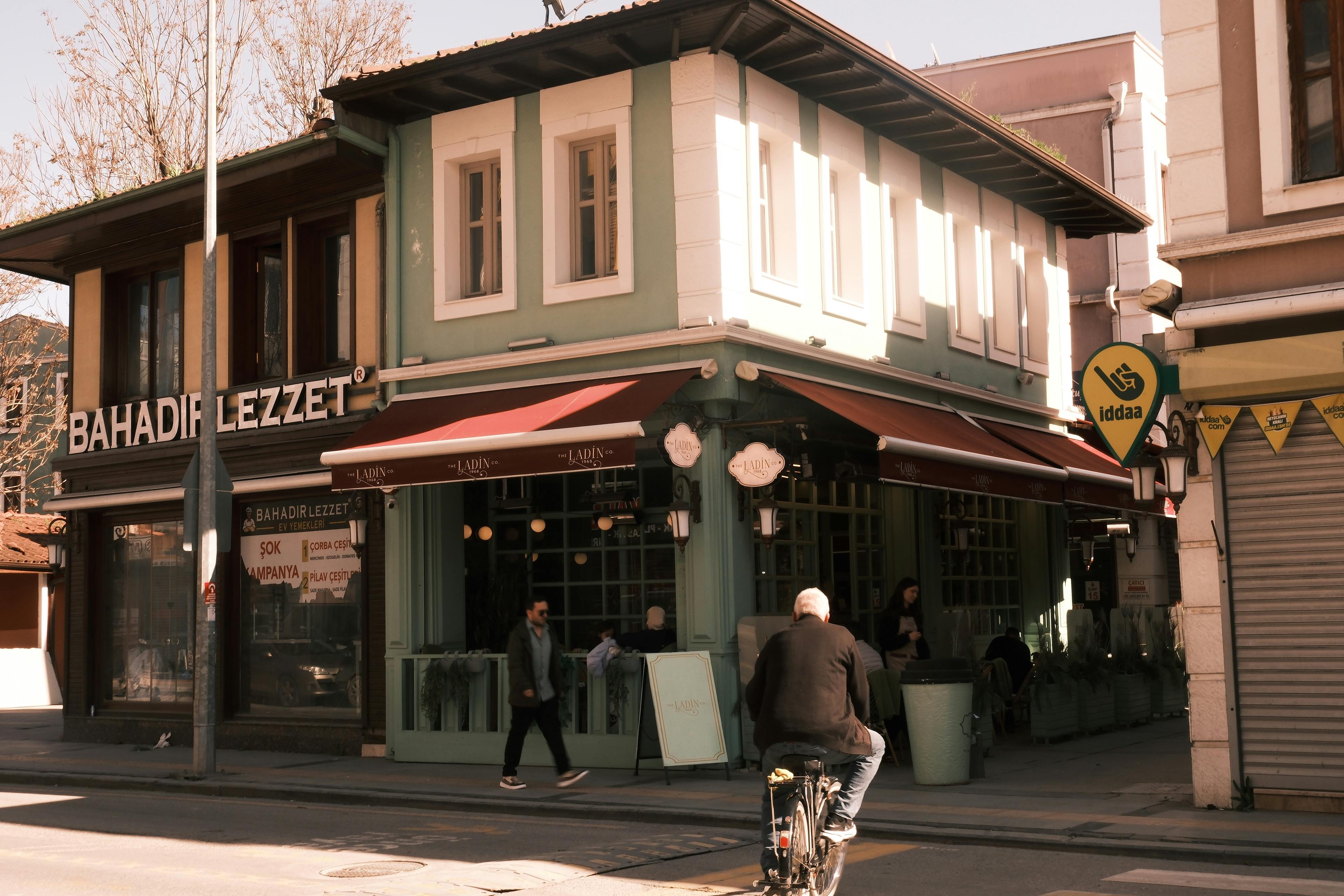 Gratis Udendørs caféscene med fodgængere og cyklister i Sakarya, Tyrkiet. Lagerfoto