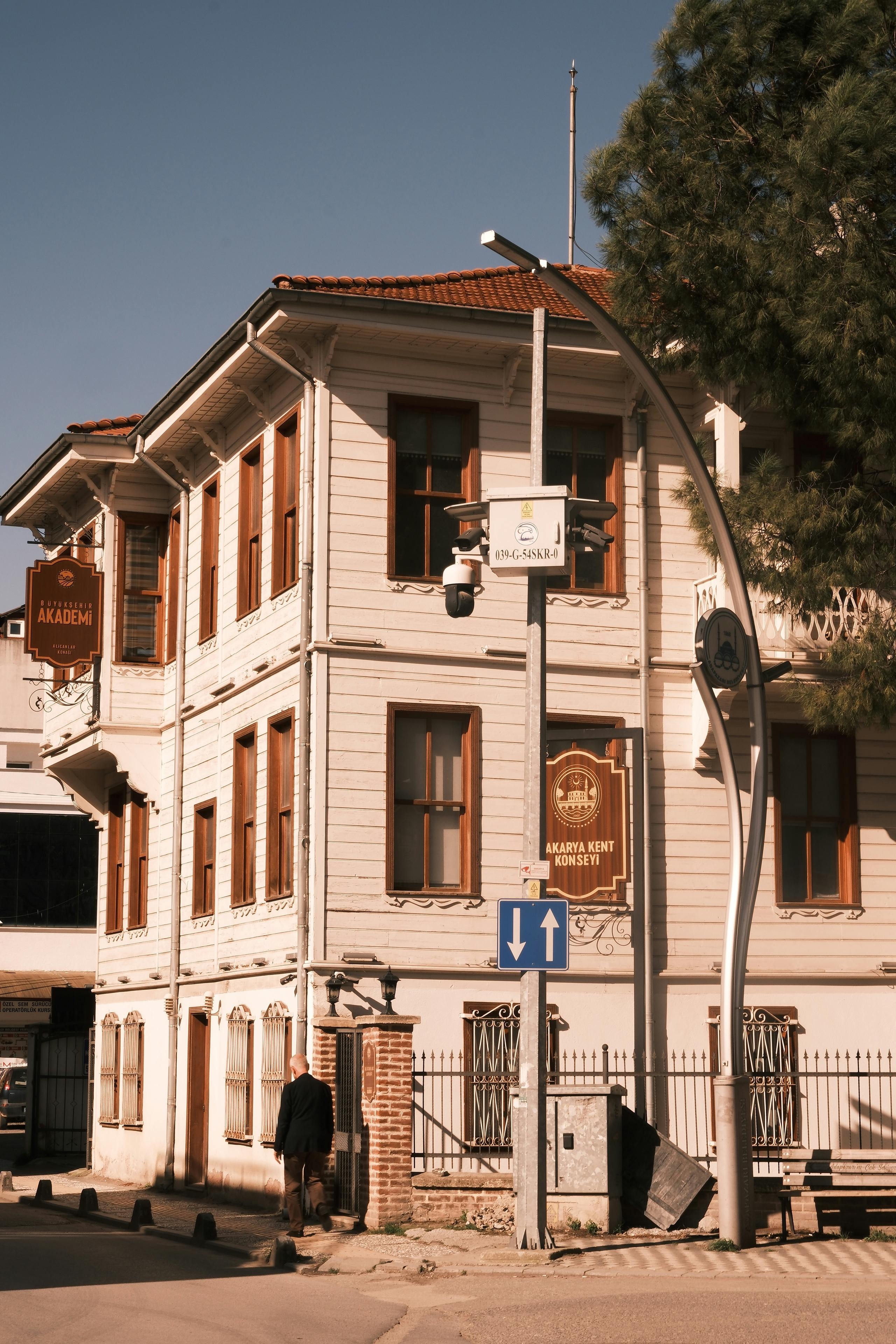 無料 晴れた空の下、トルコのサカリヤにある歴史的建造物の建築を探索しましょう。 写真素材