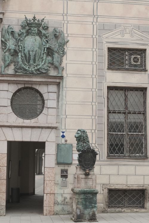 Free Elegant architectural facade featuring bronze lion sculpture in Munich, Germany. Stock Photo