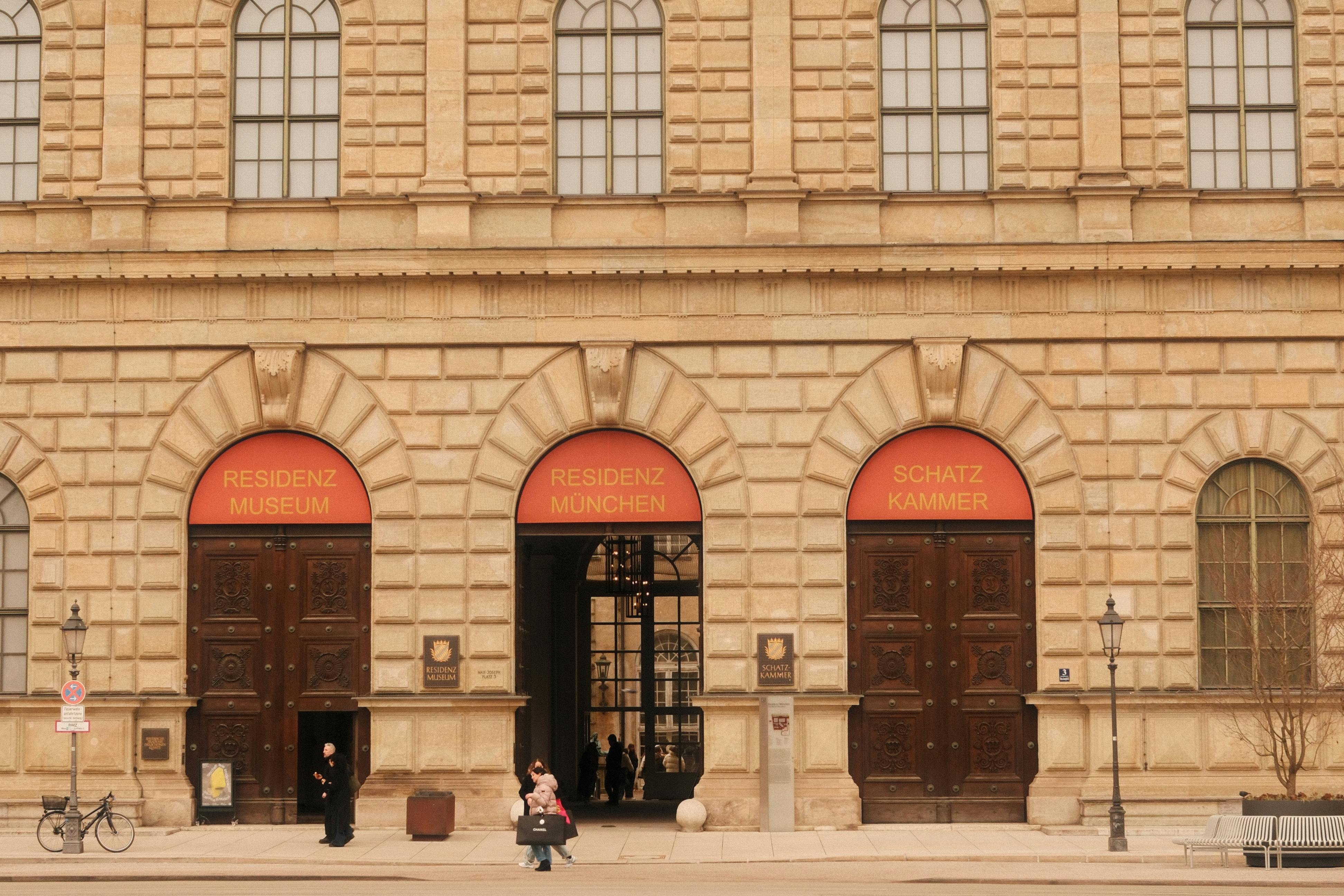 Gratis Vista frontale dell'ingresso del Residenz Museum di Monaco di Baviera, in Germania, che ne mette in mostra l'architettura classica. Foto a disposizione