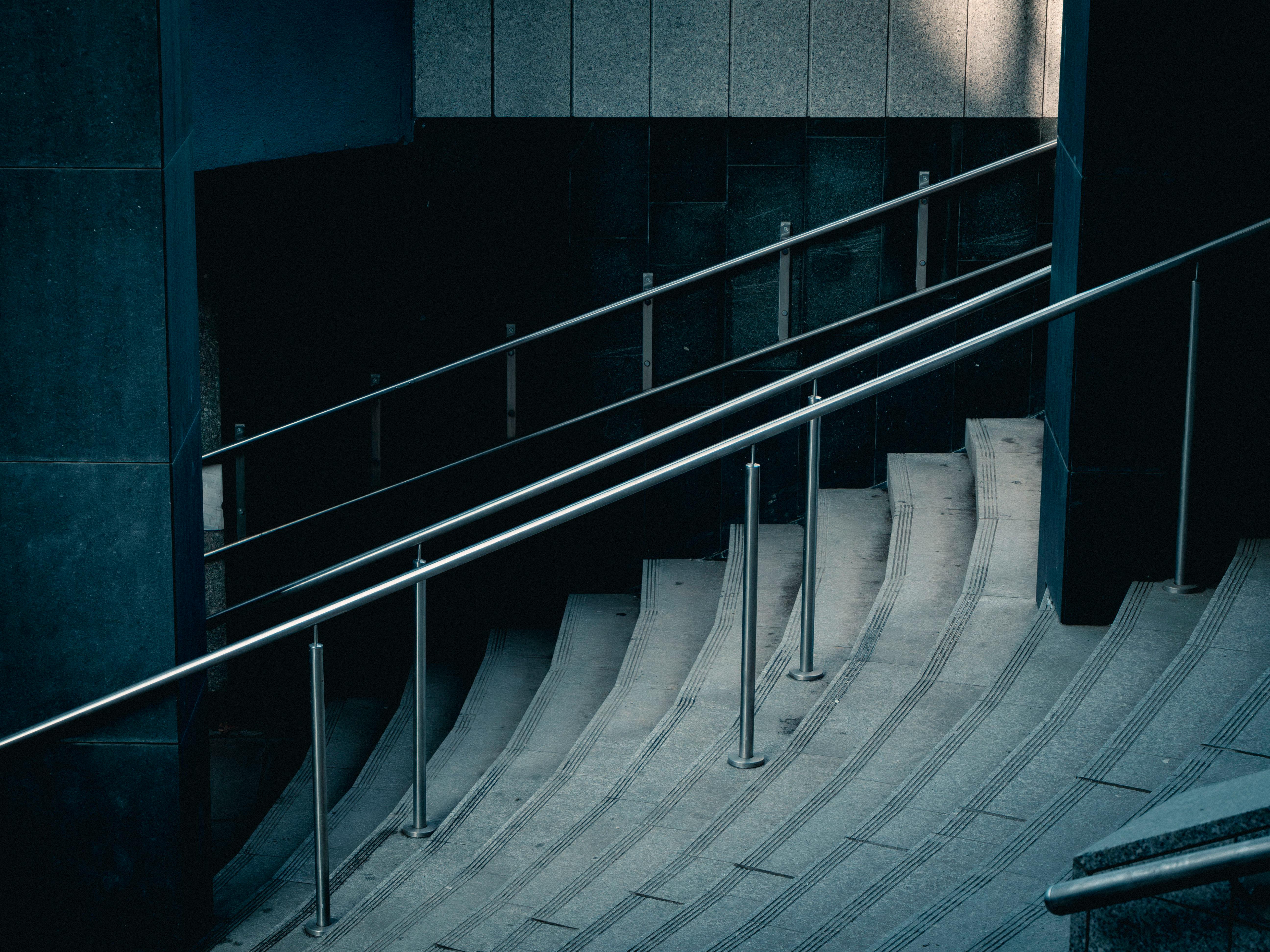 Gratuit Scară curbată din beton cu balustrade metalice elegante în arhitectură modernă. Fotografie de stoc