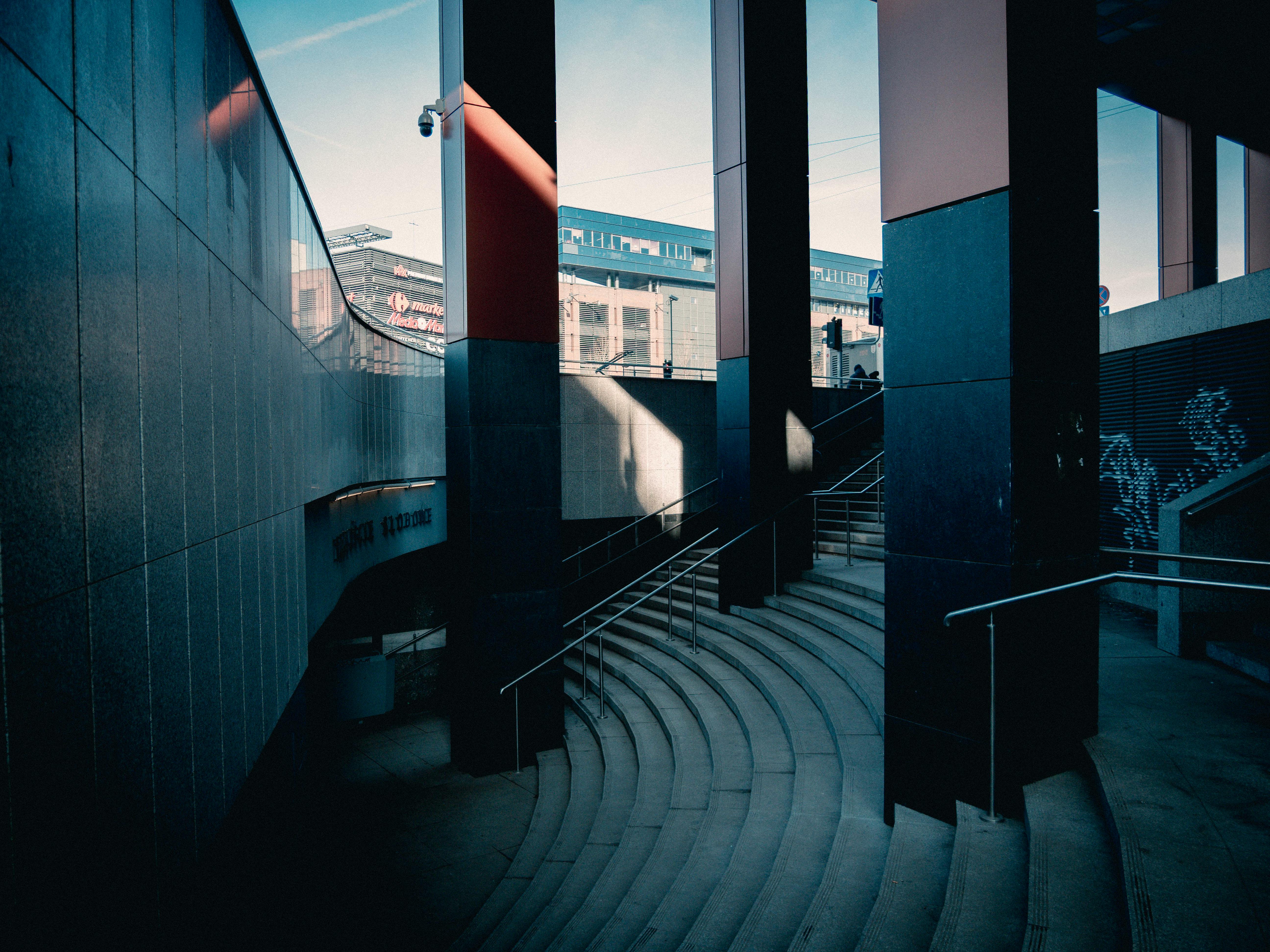 無料 柱のある都会の建築環境にあるモダンな螺旋階段。 写真素材