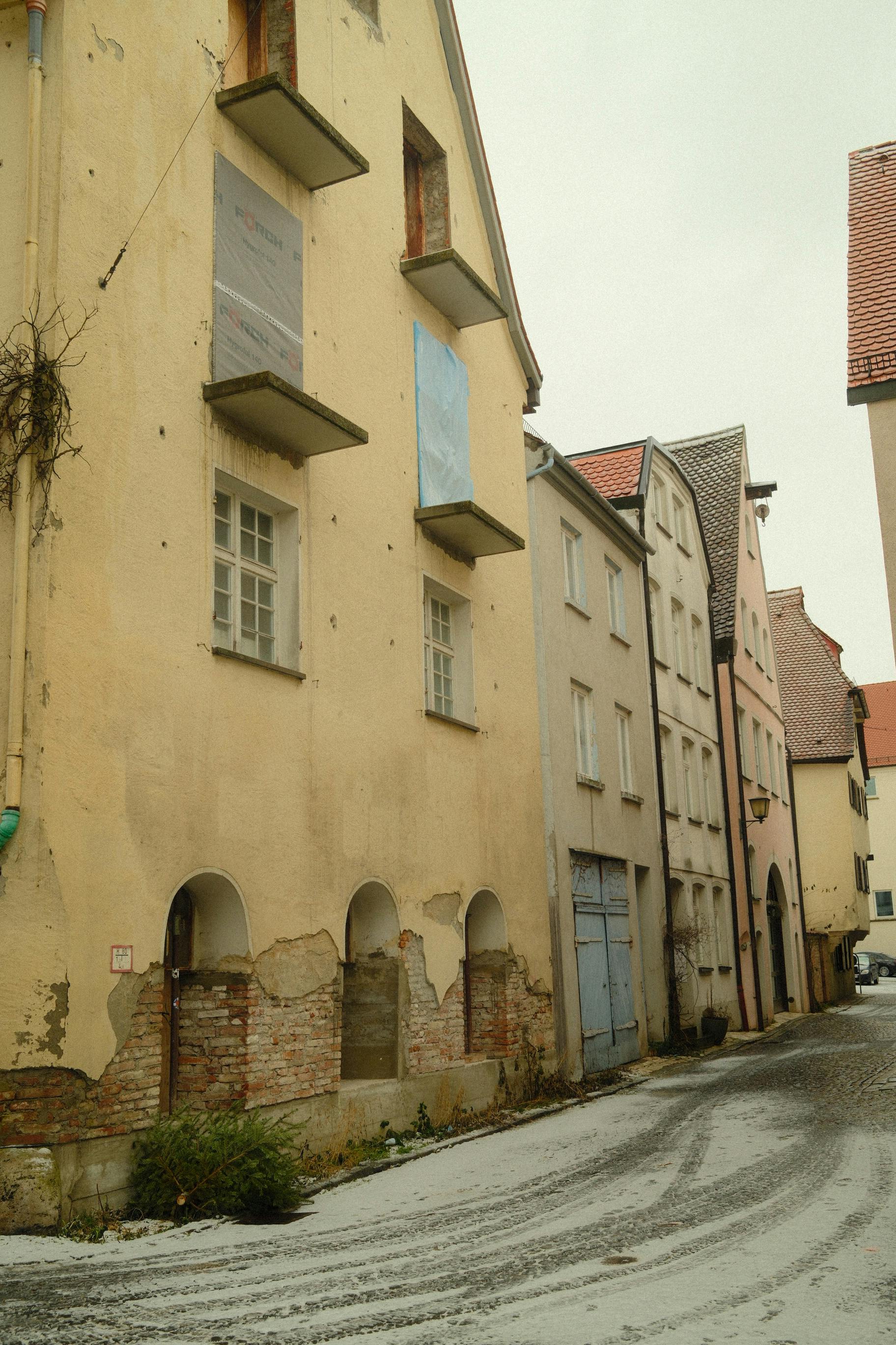 Kostenlos Entdecken Sie die charmante Architektur der Ulmer Altstadt mit ihren historischen Gebäuden und engen Gassen. Stock-Foto
