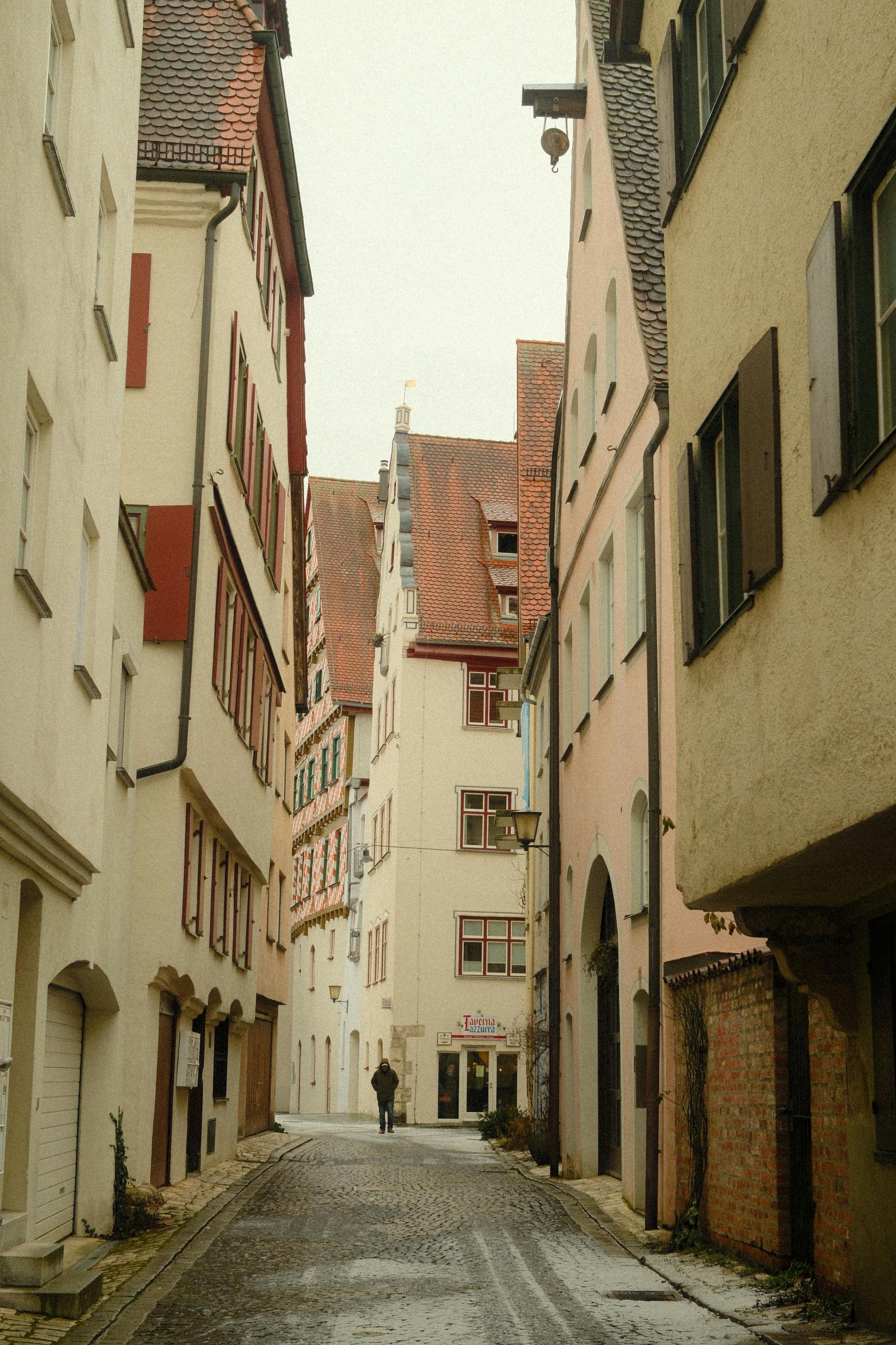 Gratuit Stradă îngustă și fermecătoare din Ulm, Germania, care surprinde arhitectura europeană clasică cu o atmosferă nostalgică. Fotografie de stoc