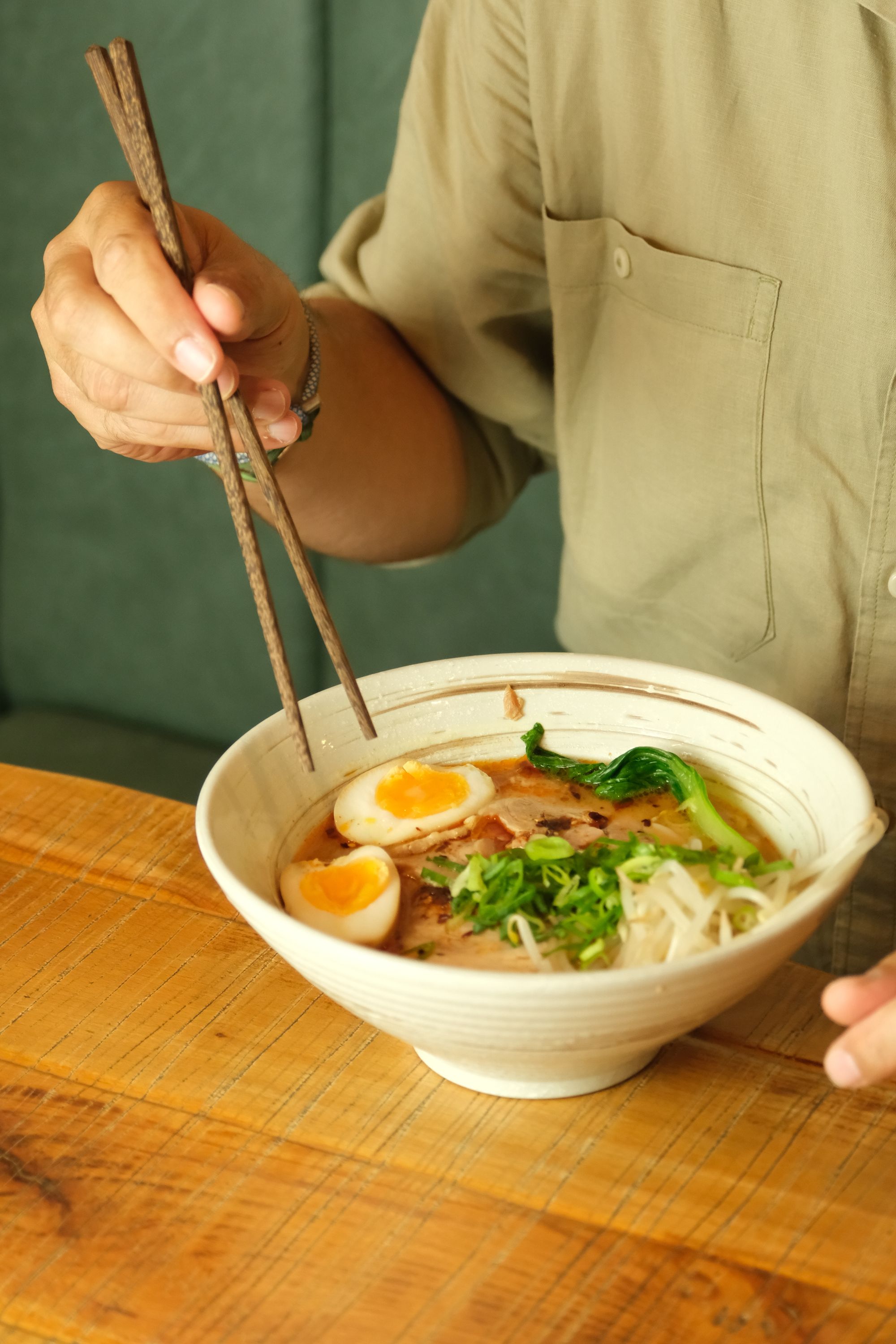 湯気の立つ豚骨ラーメン
