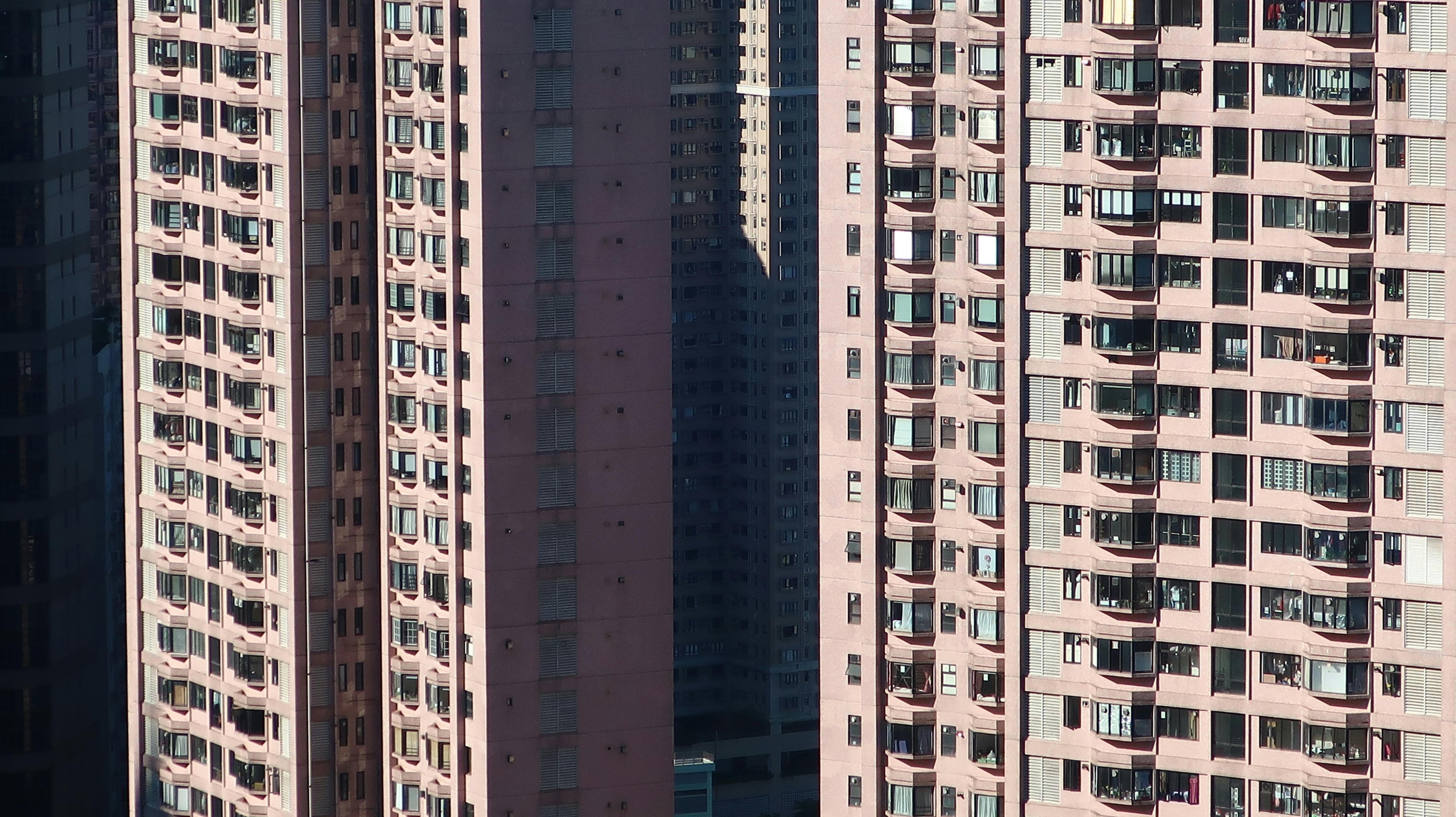 Gratis Vista dettagliata di imponenti edifici residenziali con balconi in una giornata di sole. Foto a disposizione