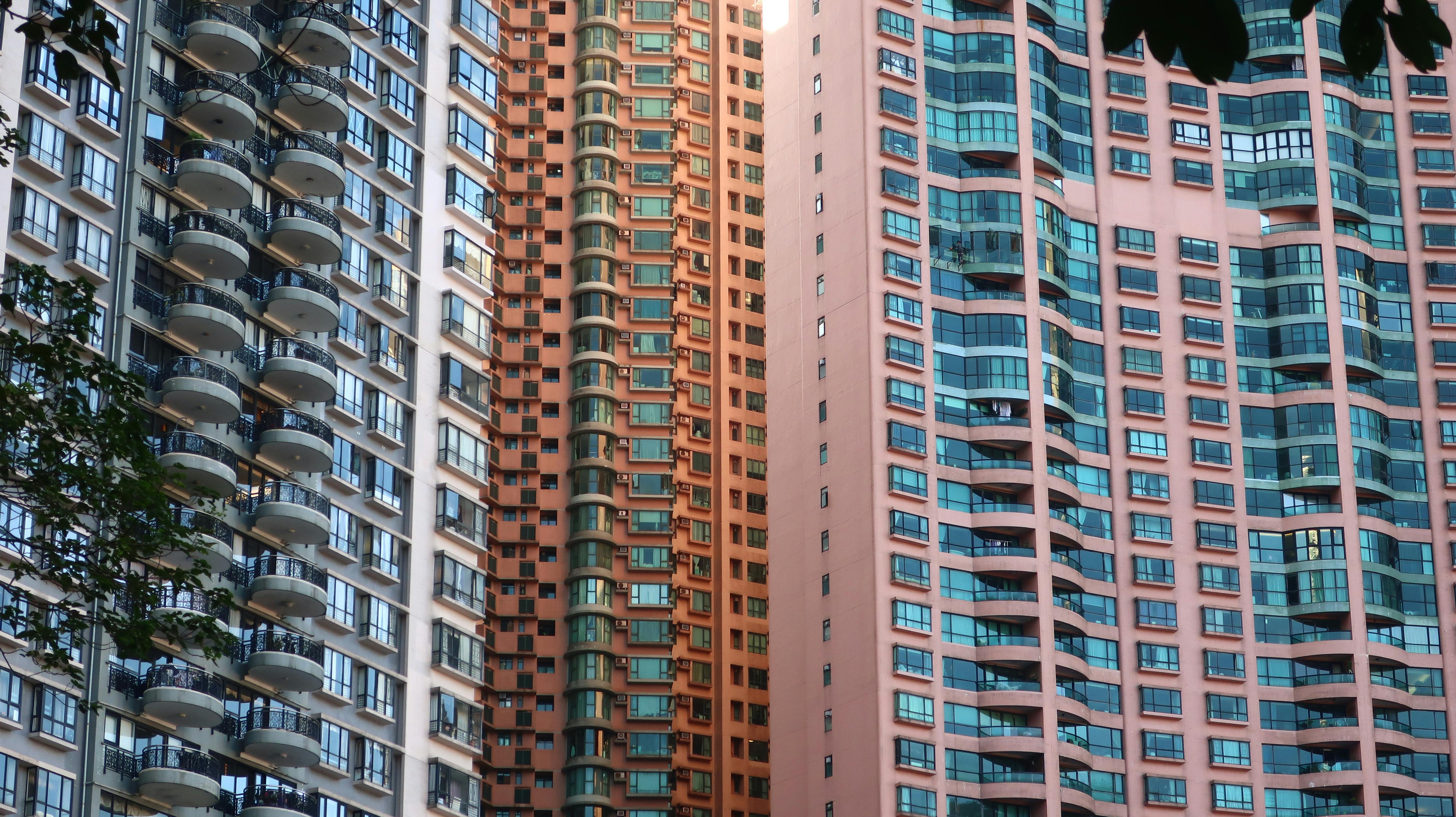 Ücretsiz Hong Kong'daki kentsel mimariyi sergileyen yüksek katlı konut binalarının yakın çekim görüntüsü. Stok Fotoğraflar