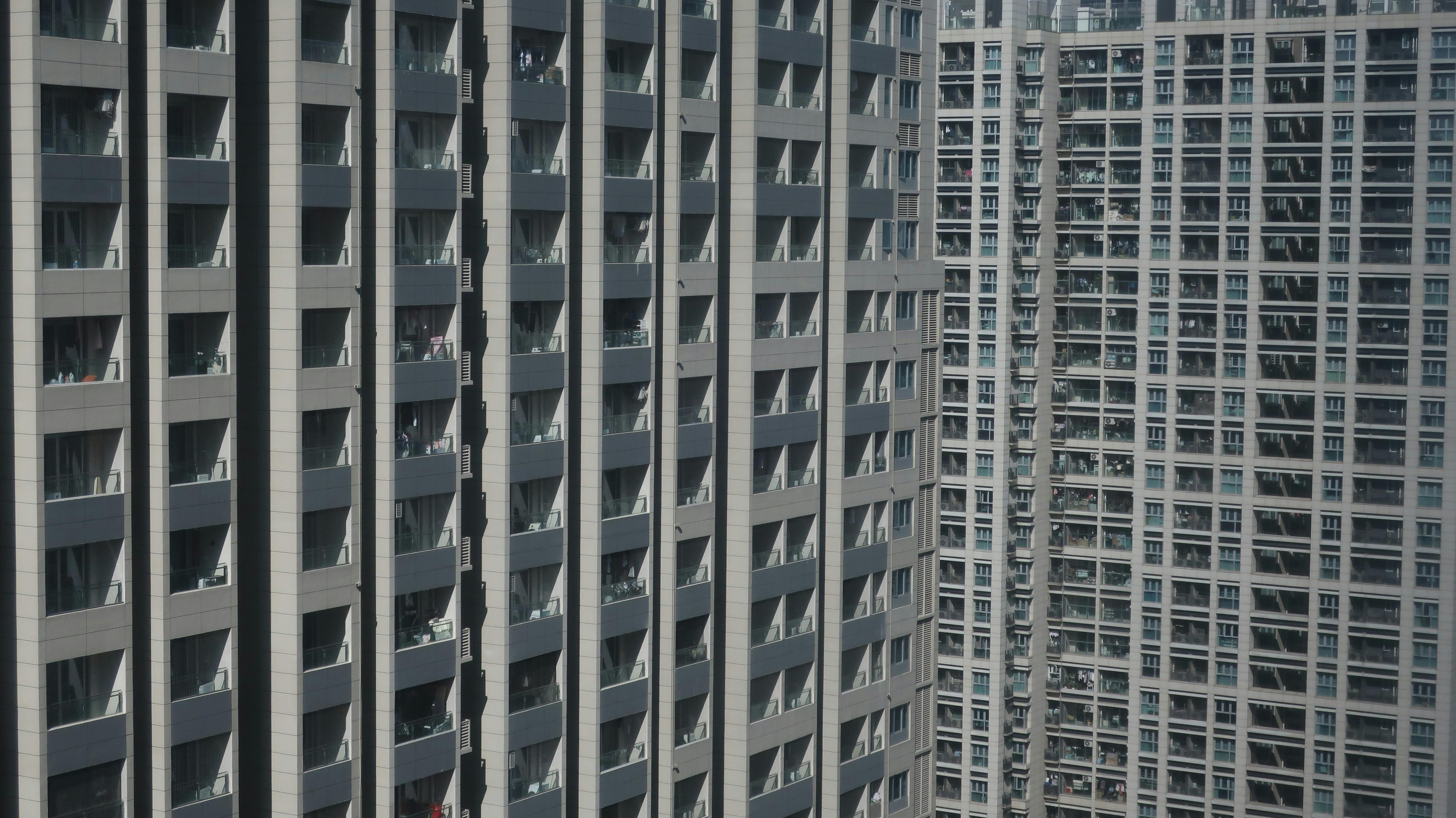 Gratuit Vedere aeriană a clădirilor moderne de apartamente cu fațade de sticlă într-un peisaj urban. Fotografie de stoc