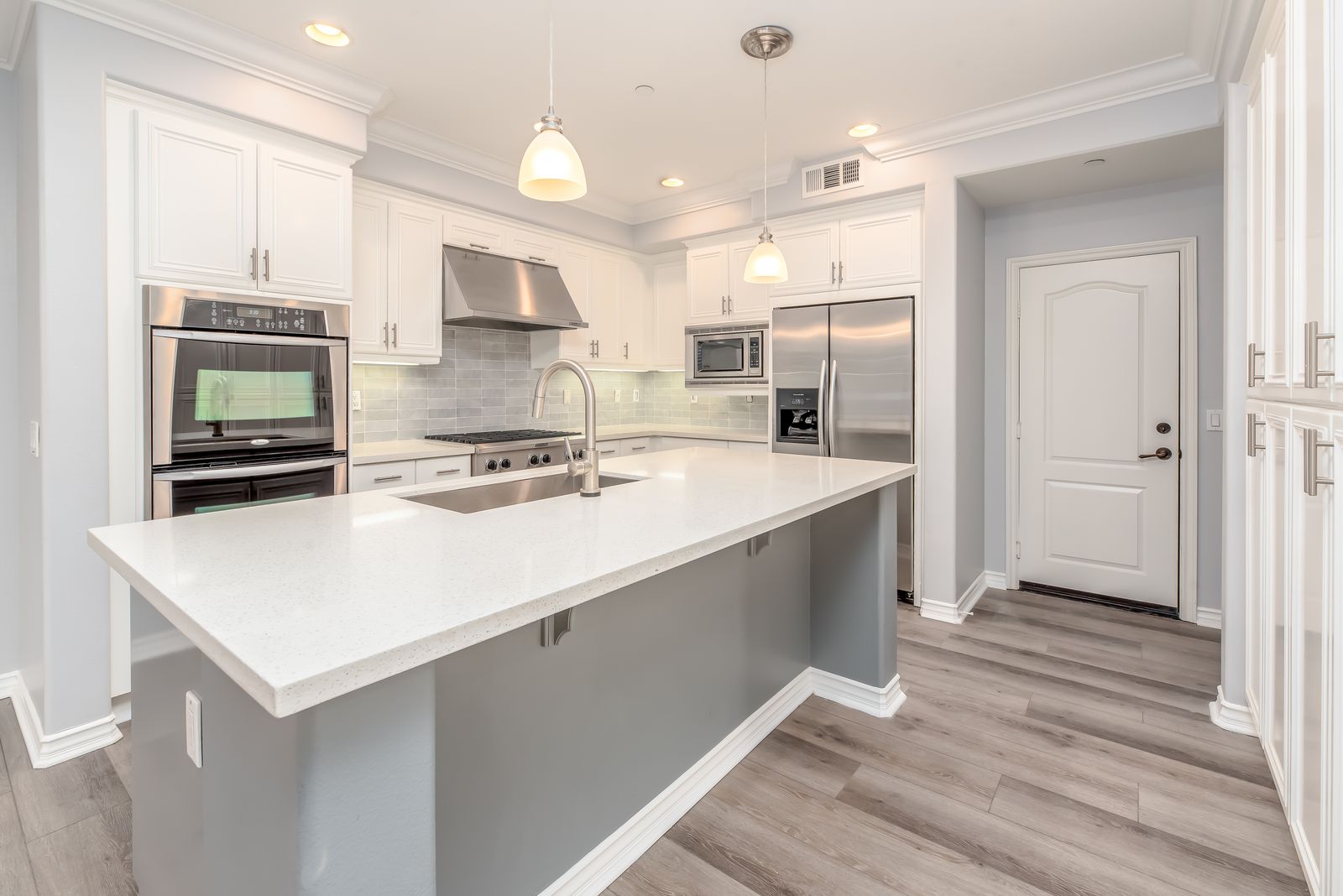Modern Valenza Homes kitchen with island bench