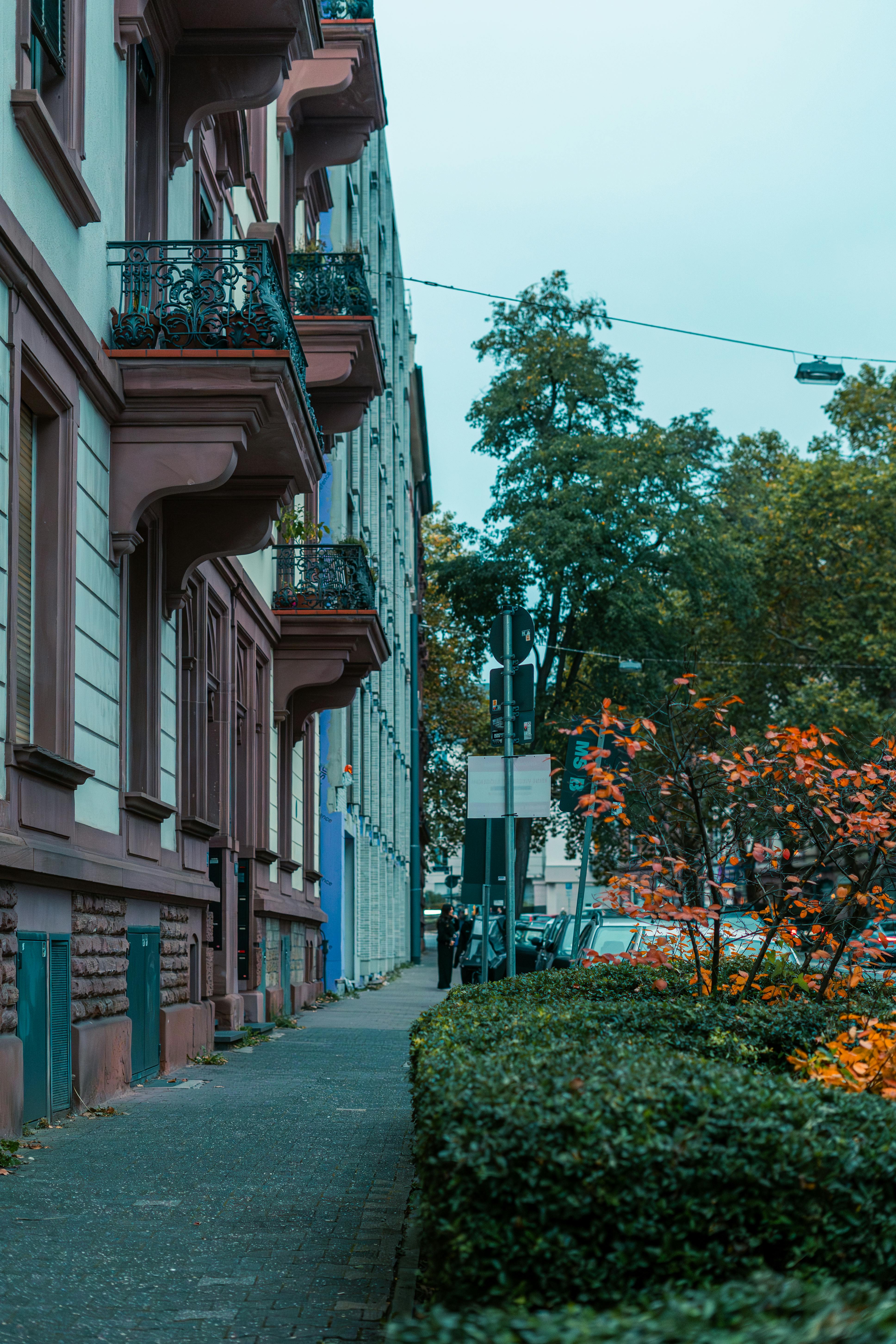 Δωρεάν Γοητευτική θέα στο δρόμο με ιστορικά κτίρια στη Φρανκφούρτη, Γερμανία. Φωτογραφία από στοκ φωτογραφιών