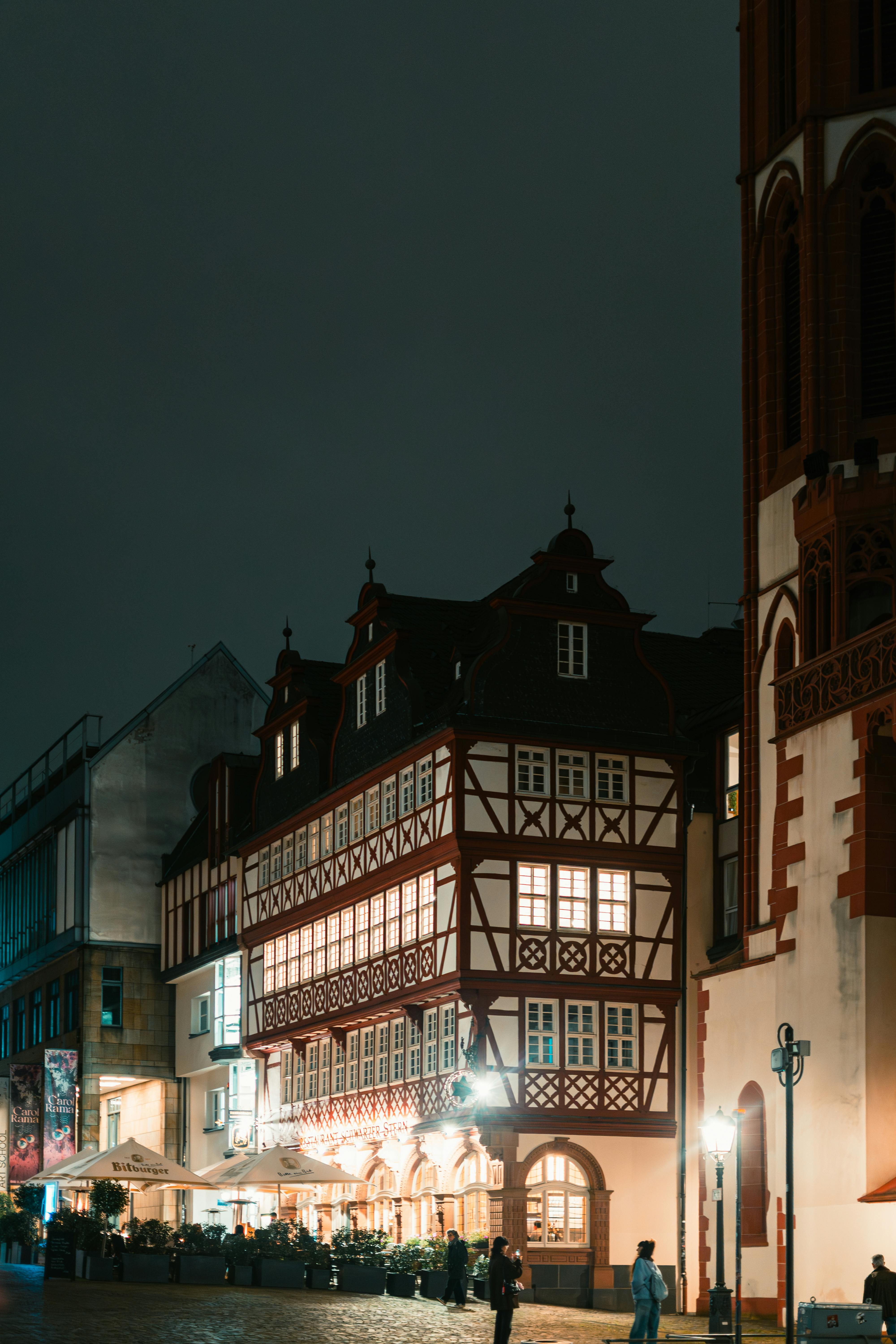 Gratis Sjarmerende nattutsikt over bindingsverkshus i Frankfurts Römer-distrikt. Arkivbilde