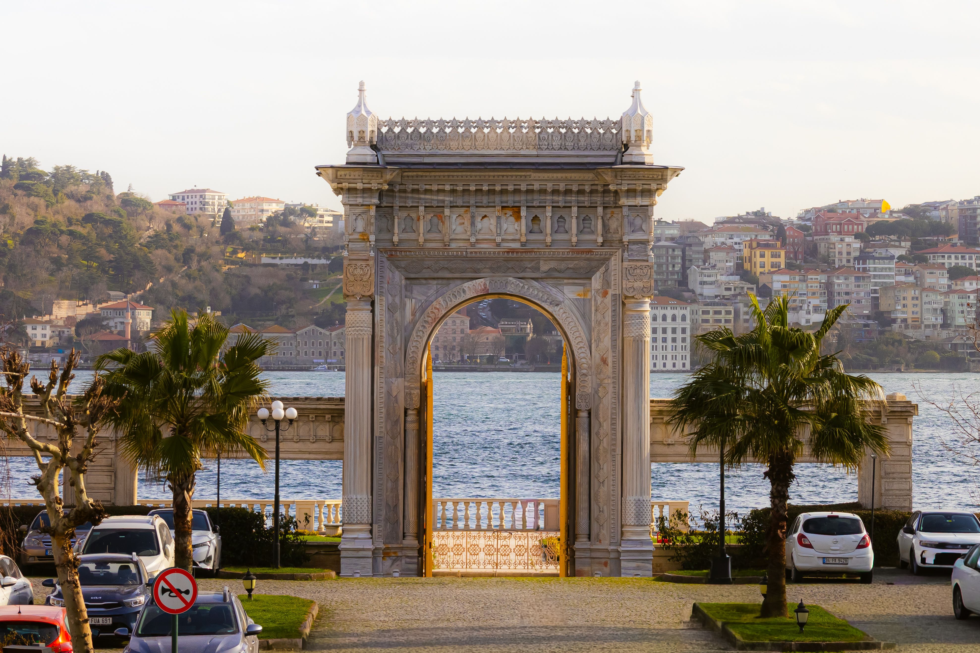 Portão do luxuoso Ciragan Palace Kempinski com vista para o Bósforo em Istambul.