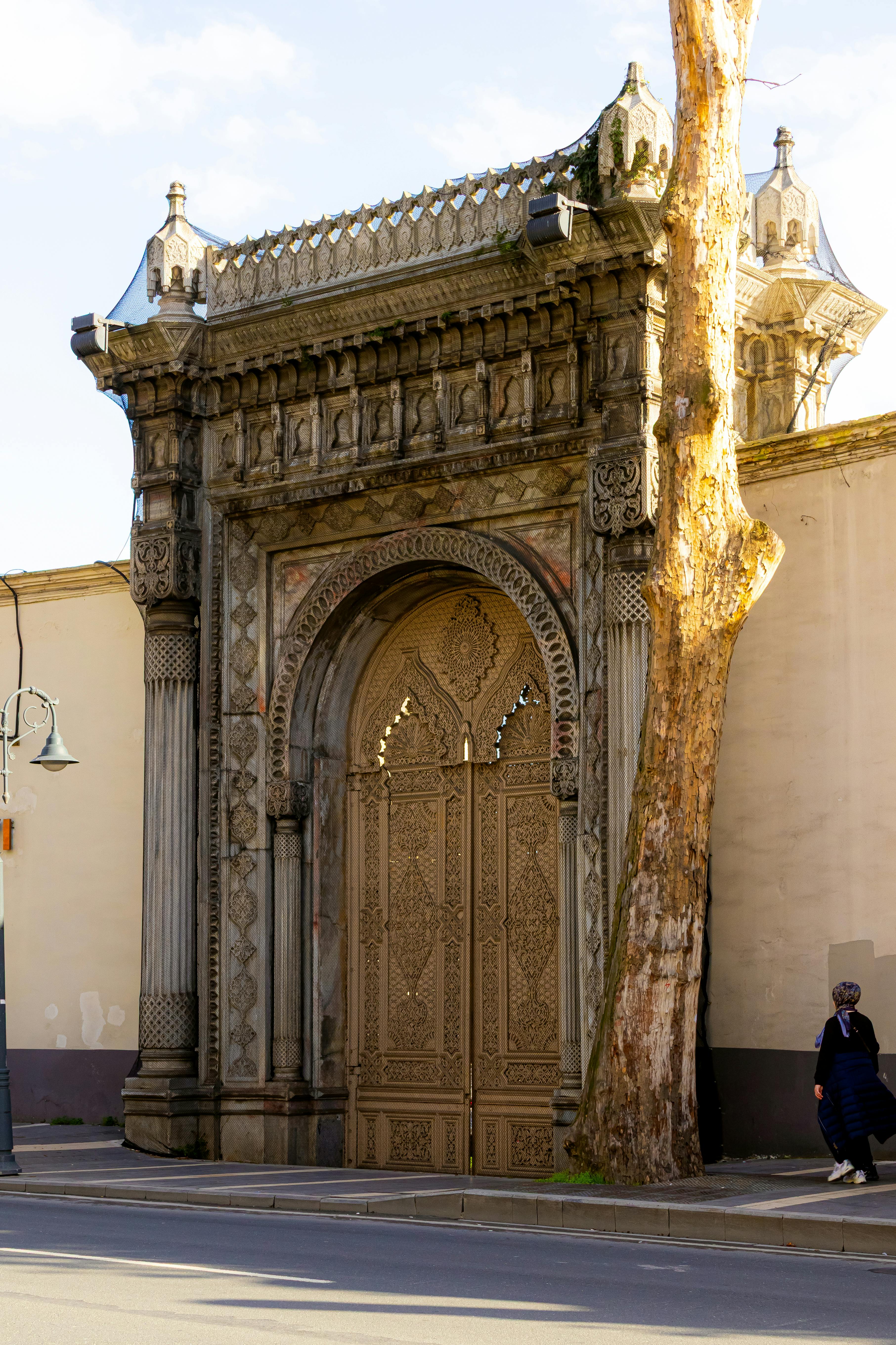 Gratis Historisk udsmykket port ved Çırağan-paladset, Istanbul. Ikonisk osmannisk arkitektur. Lagerfoto