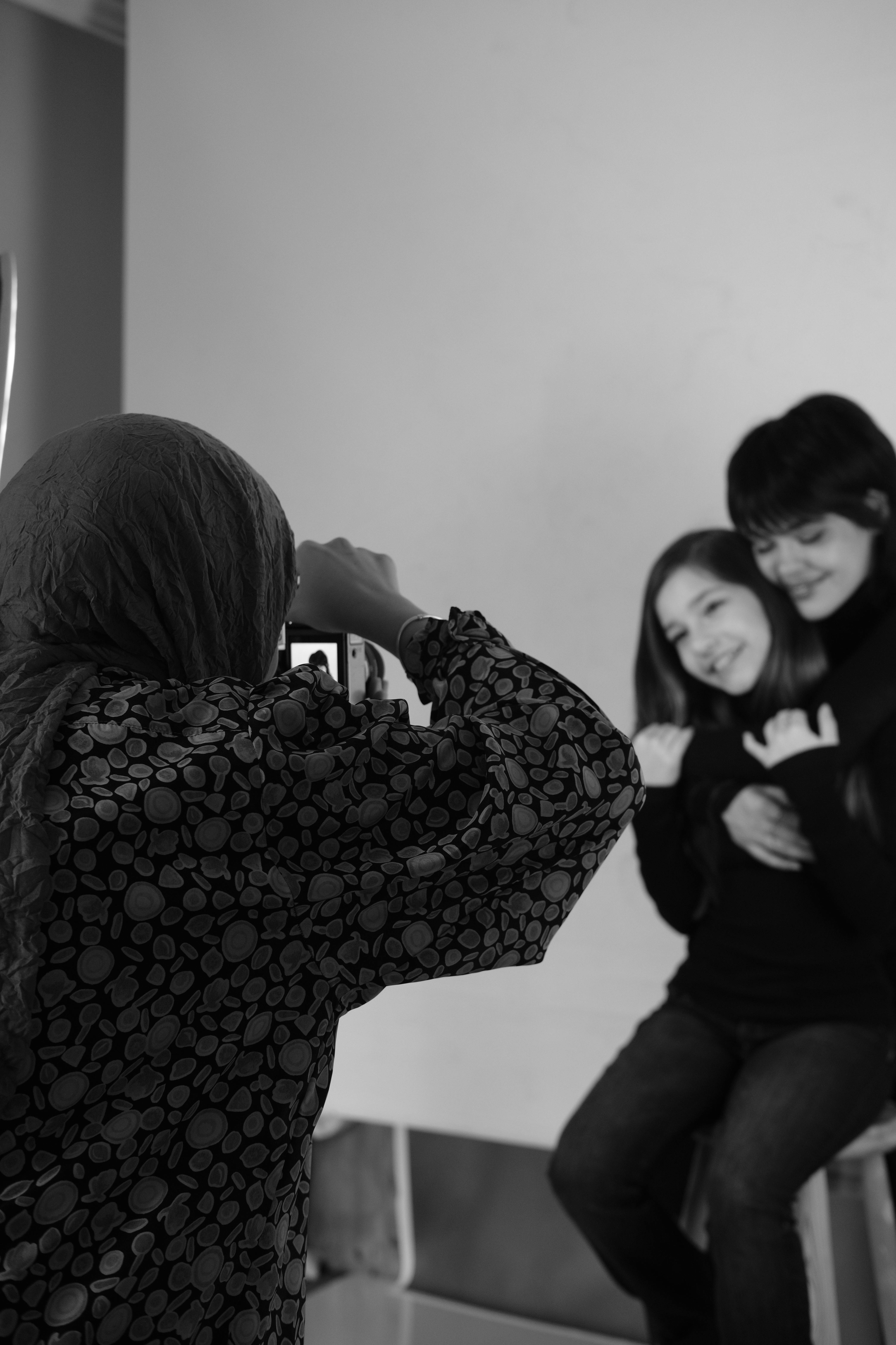 Gratis En fotograf foreviger en mor og et barn i koselige innendørs omgivelser. Arkivbilde