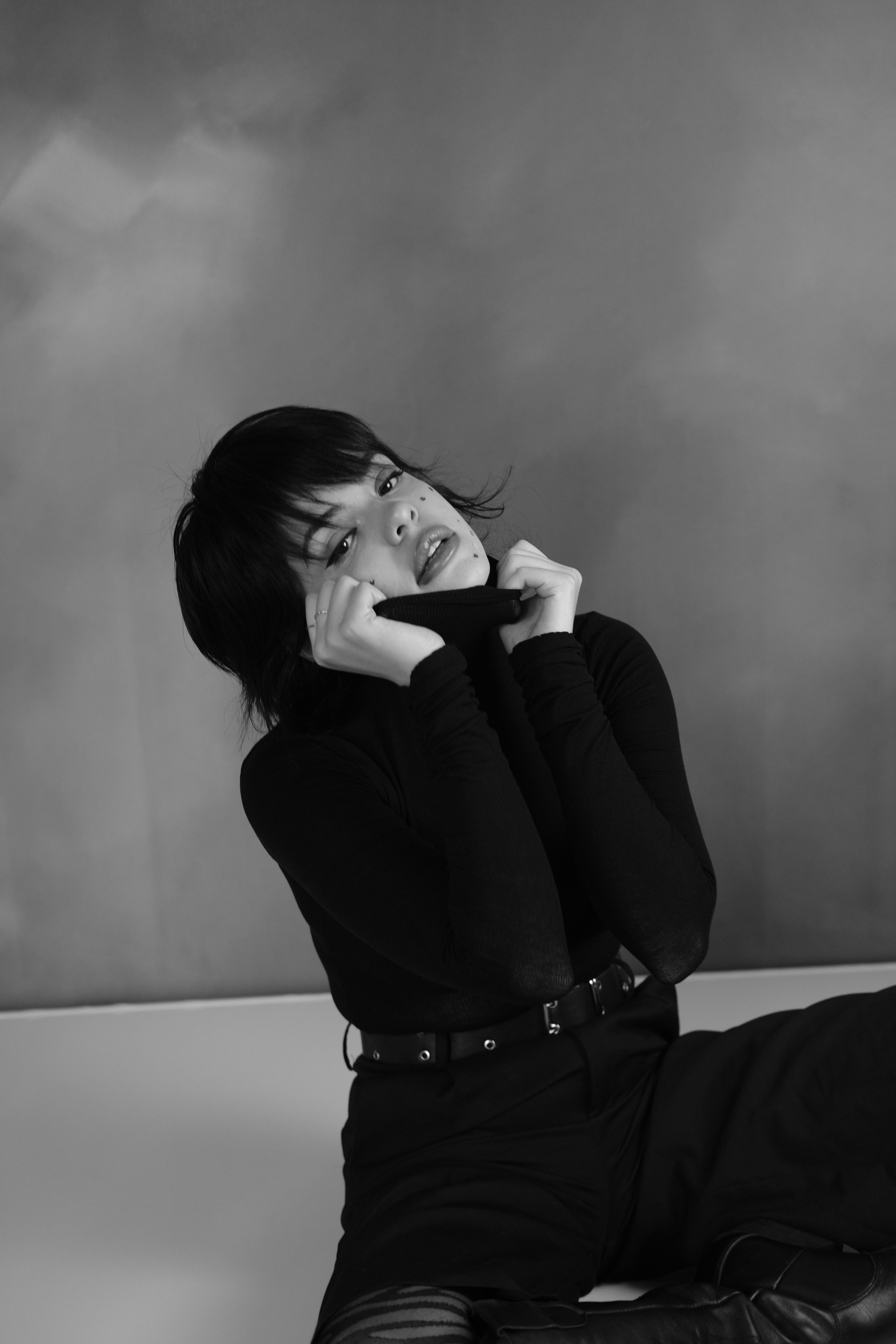 Ücretsiz Koyu renk kıyafet giymiş, düşünceli bir pozda bulunan bir kişinin siyah beyaz portresi. Stok Fotoğraflar