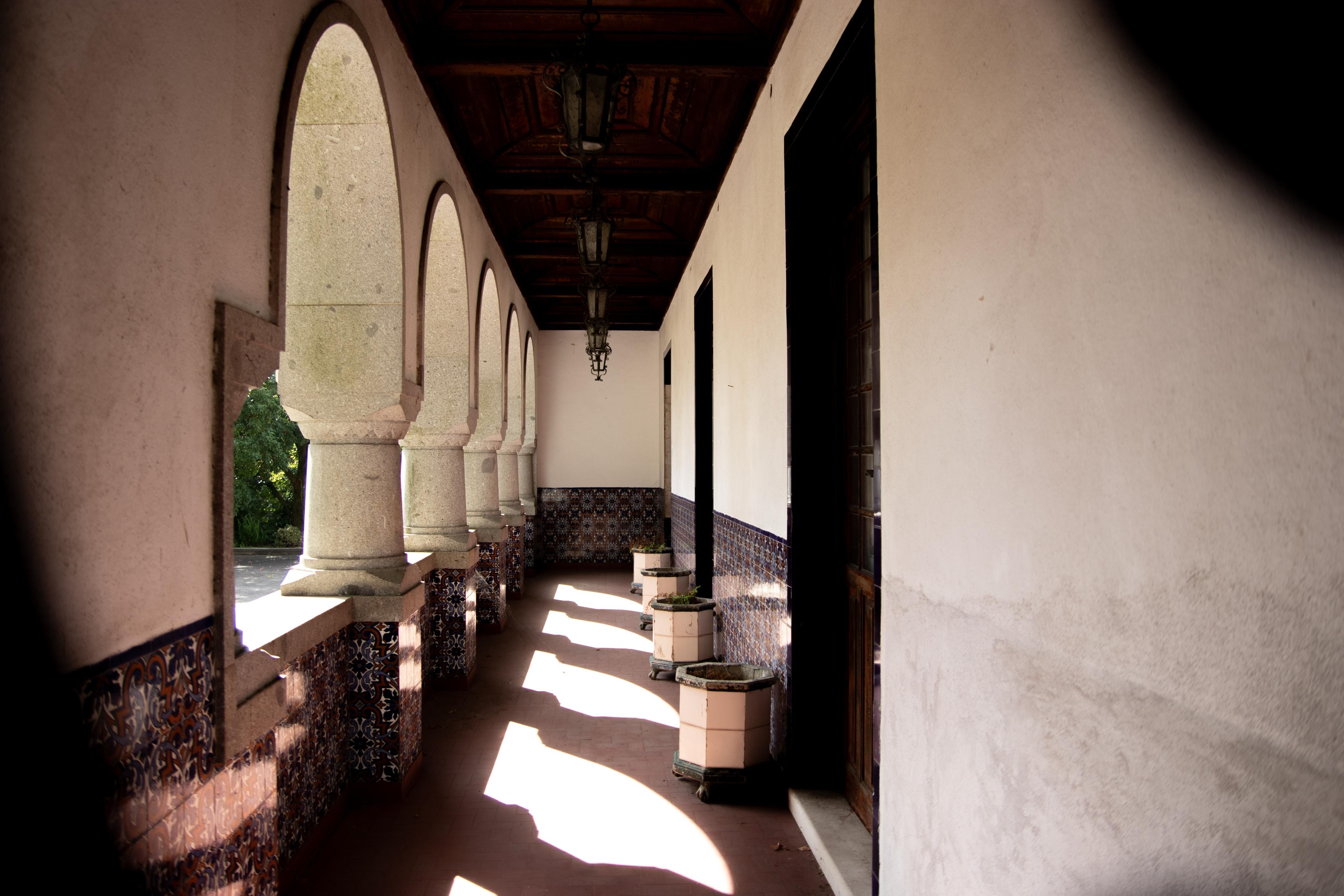 Elegant Arched Corridor with Natural Light · Free Stock Photo